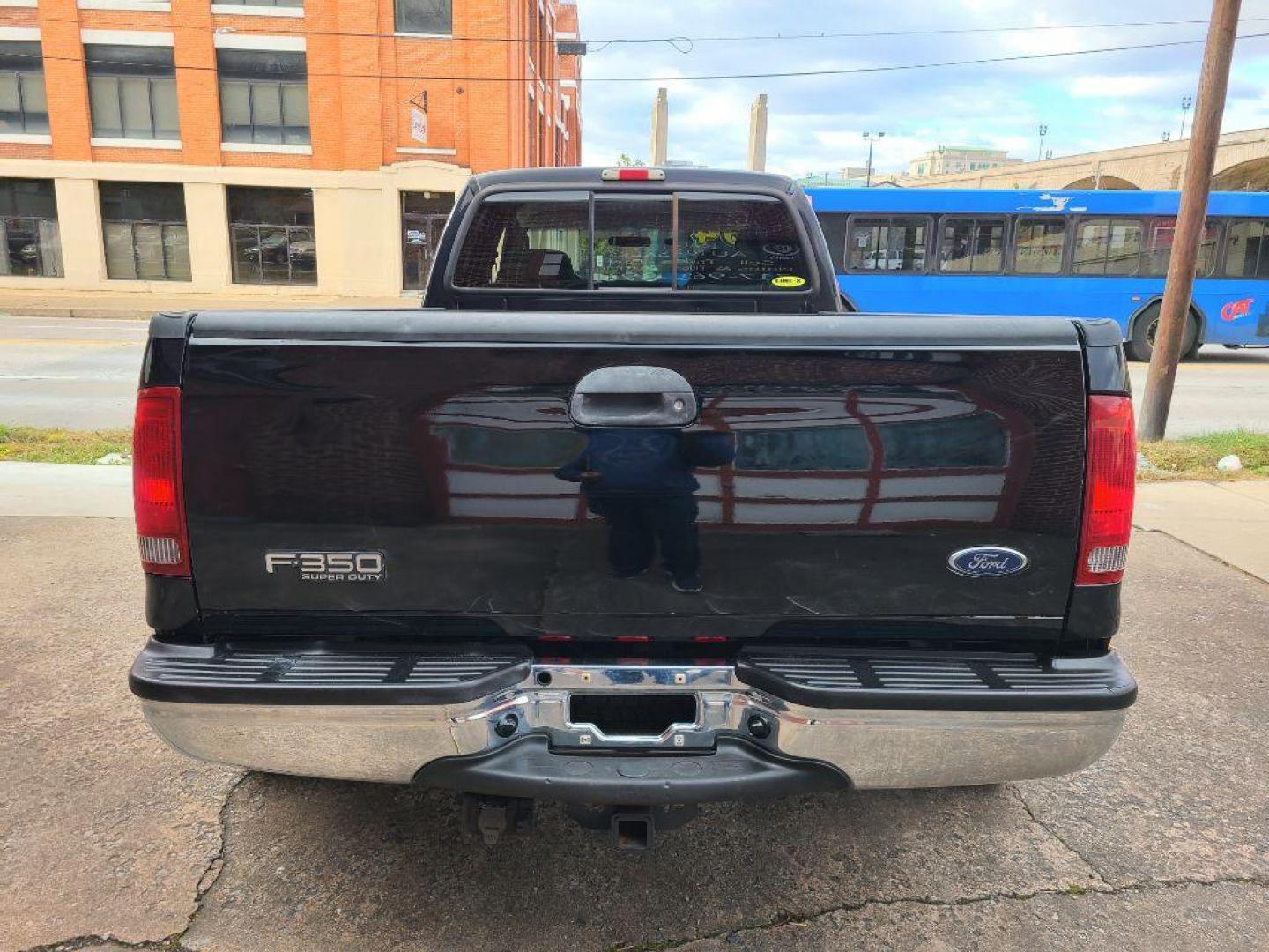 2004 BLACK FORD F350 SUPER DUTY XL (1FTWW33S54E) with an 6.8L engine, Automatic transmission, located at 117 North Cameron Street, Harrisburg, PA, 17101, (717) 963-8962, 40.266762, -76.875259 - WE FINANCE!!! Good Credit/ Bad Credit/ No Credit - ALL Trade-Ins Welcomed!!! ***Guaranteed Credit Approval*** APPLY ONLINE or CALL us TODAY ;) Internet Prices and Marketplace Prices are SPECIAL discounted ***CASH DEALS*** Retail Prices are higher. Please call us to discuss your cash and finan - Photo#13