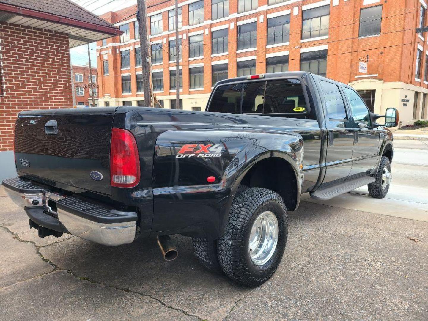 2004 BLACK FORD F350 SUPER DUTY XL (1FTWW33S54E) with an 6.8L engine, Automatic transmission, located at 117 North Cameron Street, Harrisburg, PA, 17101, (717) 963-8962, 40.266762, -76.875259 - WE FINANCE!!! Good Credit/ Bad Credit/ No Credit - ALL Trade-Ins Welcomed!!! ***Guaranteed Credit Approval*** APPLY ONLINE or CALL us TODAY ;) Internet Prices and Marketplace Prices are SPECIAL discounted ***CASH DEALS*** Retail Prices are higher. Please call us to discuss your cash and finan - Photo#14