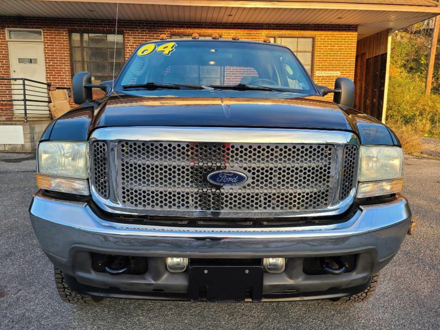 2004 BLACK FORD F350 SUPER DUTY XL (1FTWW33S54E) with an 6.8L engine, Automatic transmission, located at 117 North Cameron Street, Harrisburg, PA, 17101, (717) 963-8962, 40.266762, -76.875259 - WE FINANCE!!! Good Credit/ Bad Credit/ No Credit - ALL Trade-Ins Welcomed!!! ***Guaranteed Credit Approval*** APPLY ONLINE or CALL us TODAY ;) Internet Prices and Marketplace Prices are SPECIAL discounted ***CASH DEALS*** Retail Prices are higher. Please call us to discuss your cash and finan - Photo#4