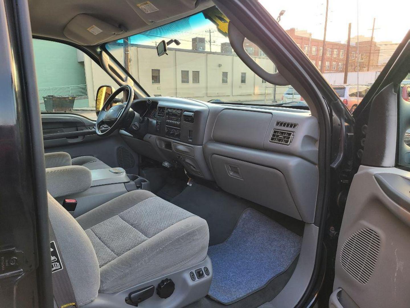 2004 BLACK FORD F350 SUPER DUTY XL (1FTWW33S54E) with an 6.8L engine, Automatic transmission, located at 117 North Cameron Street, Harrisburg, PA, 17101, (717) 963-8962, 40.266762, -76.875259 - WE FINANCE!!! Good Credit/ Bad Credit/ No Credit - ALL Trade-Ins Welcomed!!! ***Guaranteed Credit Approval*** APPLY ONLINE or CALL us TODAY ;) Internet Prices and Marketplace Prices are SPECIAL discounted ***CASH DEALS*** Retail Prices are higher. Please call us to discuss your cash and finan - Photo#5