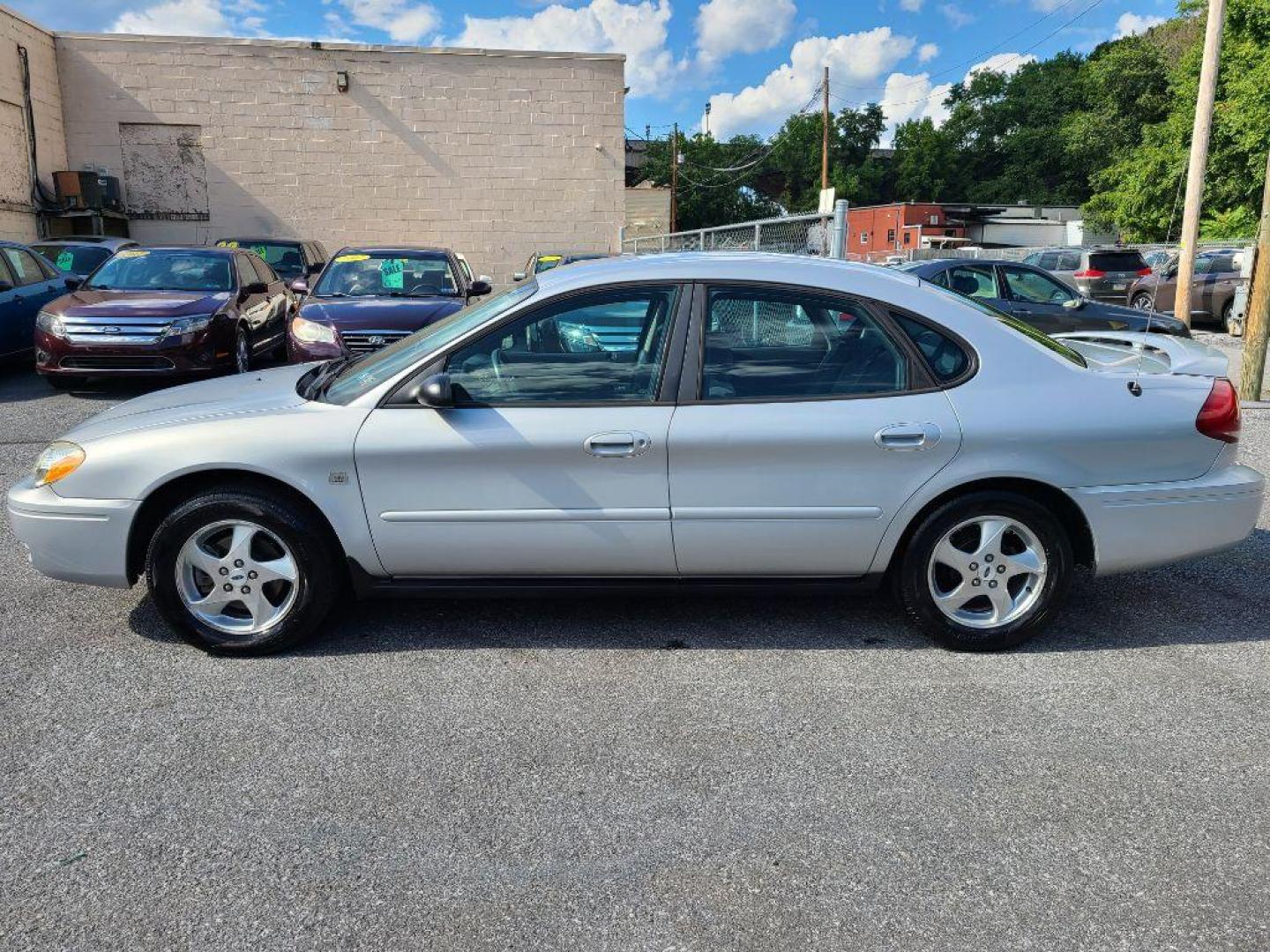 2004 SILVER FORD TAURUS SES (1FAFP55S74G) with an 3.0L engine, Automatic transmission, located at 117 North Cameron Street, Harrisburg, PA, 17101, (717) 963-8962, 40.266762, -76.875259 - WE FINANCE!!! Good Credit/ Bad Credit/ No Credit - ALL Trade-Ins Welcomed!!! ***Guaranteed Credit Approval*** APPLY ONLINE or CALL us TODAY ;) Internet Prices and Marketplace Prices are SPECIAL discounted ***CASH DEALS*** Retail Prices are higher. Please call us to discuss your cash and finan - Photo#1