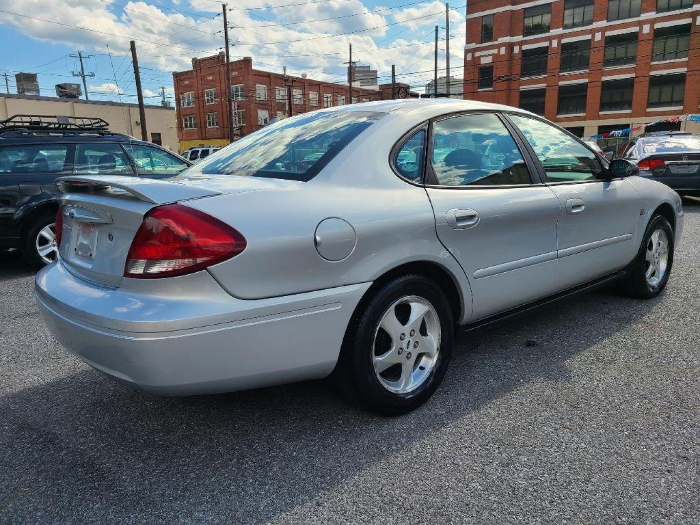 2004 SILVER FORD TAURUS SES (1FAFP55S74G) with an 3.0L engine, Automatic transmission, located at 117 North Cameron Street, Harrisburg, PA, 17101, (717) 963-8962, 40.266762, -76.875259 - WE FINANCE!!! Good Credit/ Bad Credit/ No Credit - ALL Trade-Ins Welcomed!!! ***Guaranteed Credit Approval*** APPLY ONLINE or CALL us TODAY ;) Internet Prices and Marketplace Prices are SPECIAL discounted ***CASH DEALS*** Retail Prices are higher. Please call us to discuss your cash and finan - Photo#4