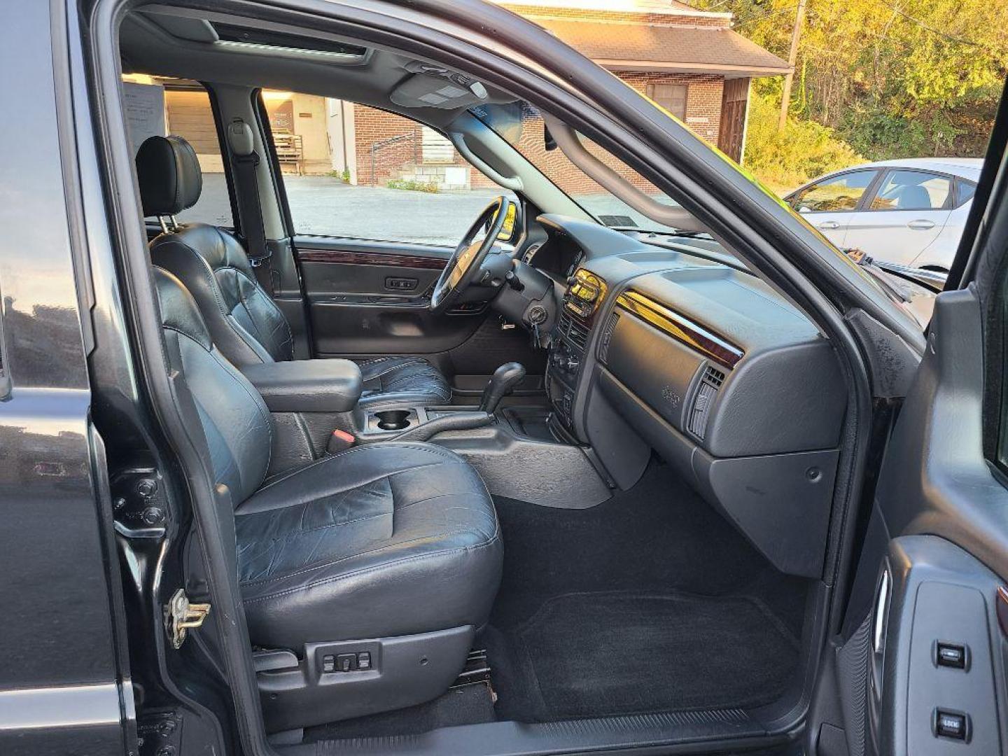 2004 BLACK JEEP GRAND CHEROKEE LIMITED (1J4GW58NX4C) with an 4.7L engine, Automatic transmission, located at 117 North Cameron Street, Harrisburg, PA, 17101, (717) 963-8962, 40.266762, -76.875259 - WE FINANCE!!! Good Credit/ Bad Credit/ No Credit - ALL Trade-Ins Welcomed!!! ***Guaranteed Credit Approval*** APPLY ONLINE or CALL us TODAY ;) Internet Prices and Marketplace Prices are SPECIAL discounted ***CASH DEALS*** Retail Prices are higher. Please call us to discuss your cash and finan - Photo#10