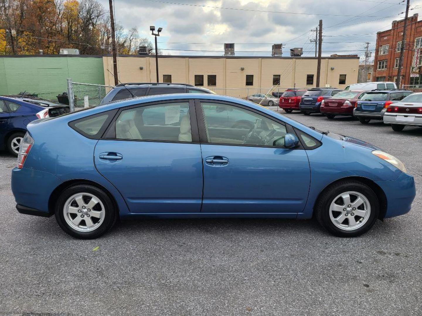 2004 BLUE TOYOTA PRIUS 4 DR HB (JTDKB22UX40) with an 1.5L engine, Automatic transmission, located at 117 North Cameron Street, Harrisburg, PA, 17101, (717) 963-8962, 40.266762, -76.875259 - WE FINANCE!!! Good Credit/ Bad Credit/ No Credit - ALL Trade-Ins Welcomed!!! ***Guaranteed Credit Approval*** APPLY ONLINE or CALL us TODAY ;) Internet Prices and Marketplace Prices are SPECIAL discounted ***CASH DEALS*** Retail Prices are higher. Please call us to discuss your cash and finan - Photo#5