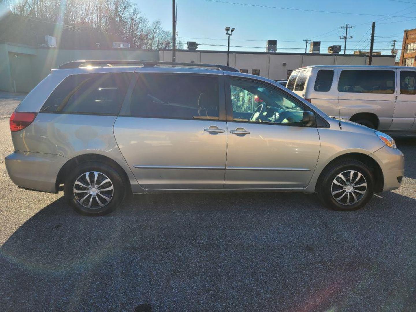 2004 SILVER TOYOTA SIENNA CE (5TDZA23C54S) with an 3.3L engine, Automatic transmission, located at 117 North Cameron Street, Harrisburg, PA, 17101, (717) 963-8962, 40.266762, -76.875259 - WE FINANCE!!! Good Credit/ Bad Credit/ No Credit - ALL Trade-Ins Welcomed!!! ***Guaranteed Credit Approval*** APPLY ONLINE or CALL us TODAY ;) Internet Prices and Marketplace Prices are SPECIAL discounted ***CASH DEALS*** Retail Prices are higher. Please call us to discuss your cash and finan - Photo#5