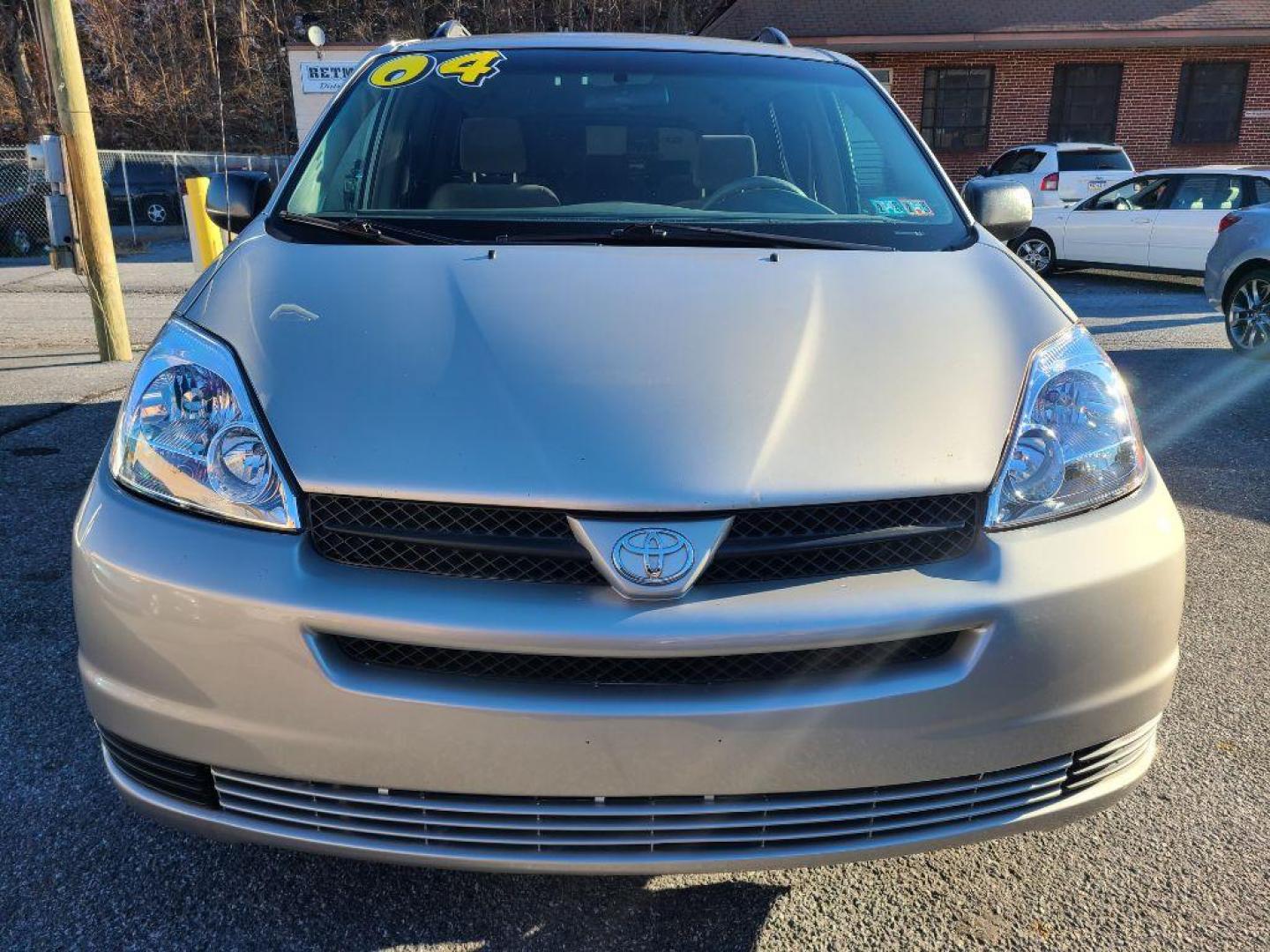 2004 SILVER TOYOTA SIENNA CE (5TDZA23C54S) with an 3.3L engine, Automatic transmission, located at 117 North Cameron Street, Harrisburg, PA, 17101, (717) 963-8962, 40.266762, -76.875259 - WE FINANCE!!! Good Credit/ Bad Credit/ No Credit - ALL Trade-Ins Welcomed!!! ***Guaranteed Credit Approval*** APPLY ONLINE or CALL us TODAY ;) Internet Prices and Marketplace Prices are SPECIAL discounted ***CASH DEALS*** Retail Prices are higher. Please call us to discuss your cash and finan - Photo#7