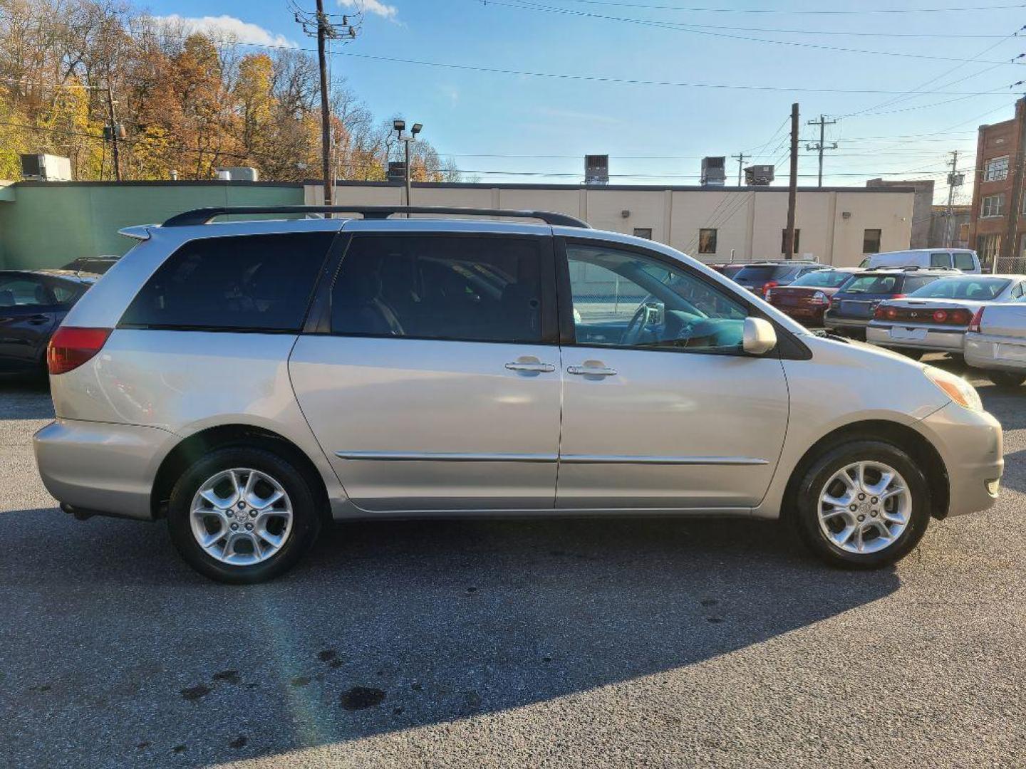 2004 SILVER TOYOTA SIENNA XLE (5TDBA22C54S) with an 3.3L engine, Automatic transmission, located at 117 North Cameron Street, Harrisburg, PA, 17101, (717) 963-8962, 40.266762, -76.875259 - WE FINANCE!!! Good Credit/ Bad Credit/ No Credit - ALL Trade-Ins Welcomed!!! ***Guaranteed Credit Approval*** APPLY ONLINE or CALL us TODAY ;) Internet Prices and Marketplace Prices are SPECIAL discounted ***CASH DEALS*** Retail Prices are higher. Please call us to discuss your cash and finan - Photo#5