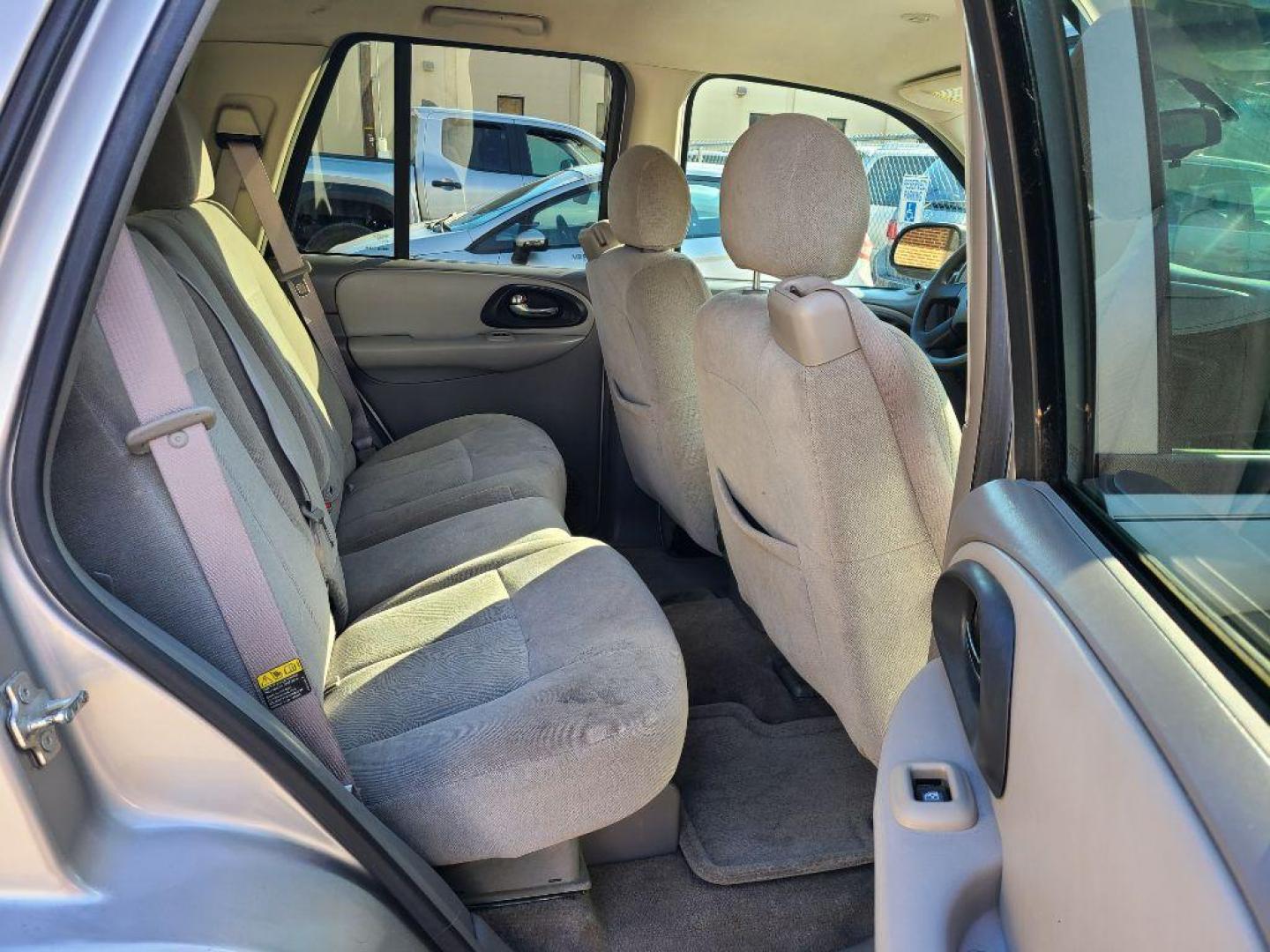 2005 SILVER CHEVROLET TRAILBLAZER LS (1GNDT13S052) with an 4.2L engine, Automatic transmission, located at 117 North Cameron Street, Harrisburg, PA, 17101, (717) 963-8962, 40.266762, -76.875259 - WE FINANCE!!! Good Credit/ Bad Credit/ No Credit - ALL Trade-Ins Welcomed!!! ***Guaranteed Credit Approval*** APPLY ONLINE or CALL us TODAY ;) Internet Prices and Marketplace Prices are SPECIAL discounted ***CASH DEALS*** Retail Prices are higher. Please call us to discuss your cash and finan - Photo#10