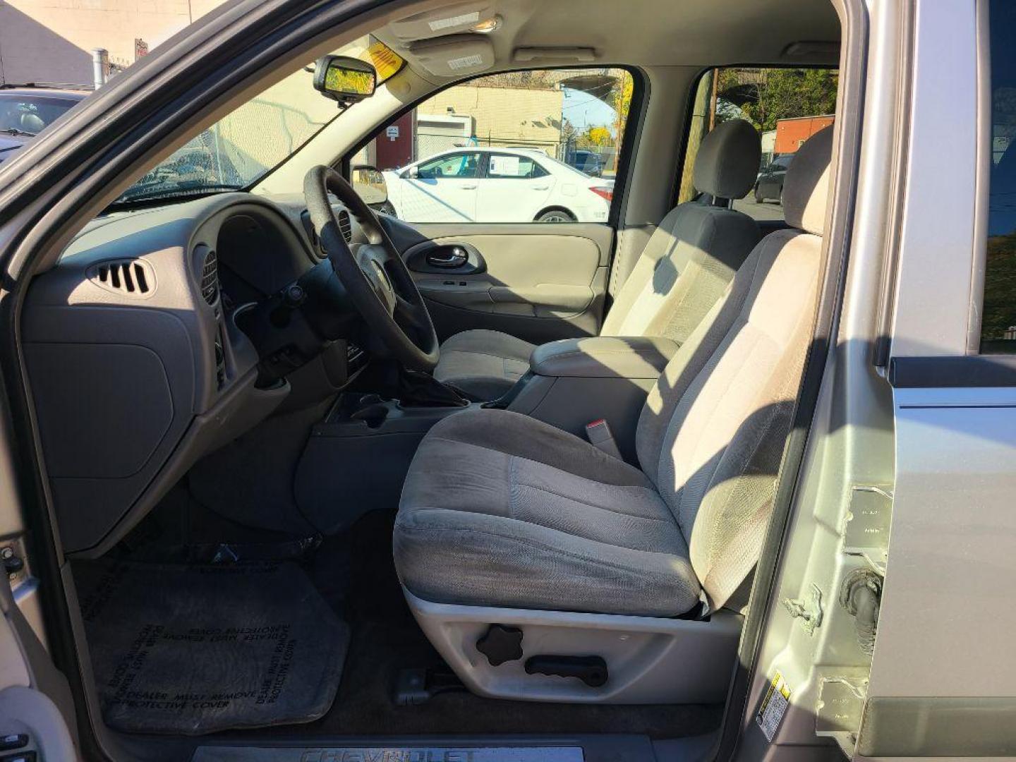 2005 SILVER CHEVROLET TRAILBLAZER LS (1GNDT13S052) with an 4.2L engine, Automatic transmission, located at 117 North Cameron Street, Harrisburg, PA, 17101, (717) 963-8962, 40.266762, -76.875259 - WE FINANCE!!! Good Credit/ Bad Credit/ No Credit - ALL Trade-Ins Welcomed!!! ***Guaranteed Credit Approval*** APPLY ONLINE or CALL us TODAY ;) Internet Prices and Marketplace Prices are SPECIAL discounted ***CASH DEALS*** Retail Prices are higher. Please call us to discuss your cash and finan - Photo#13