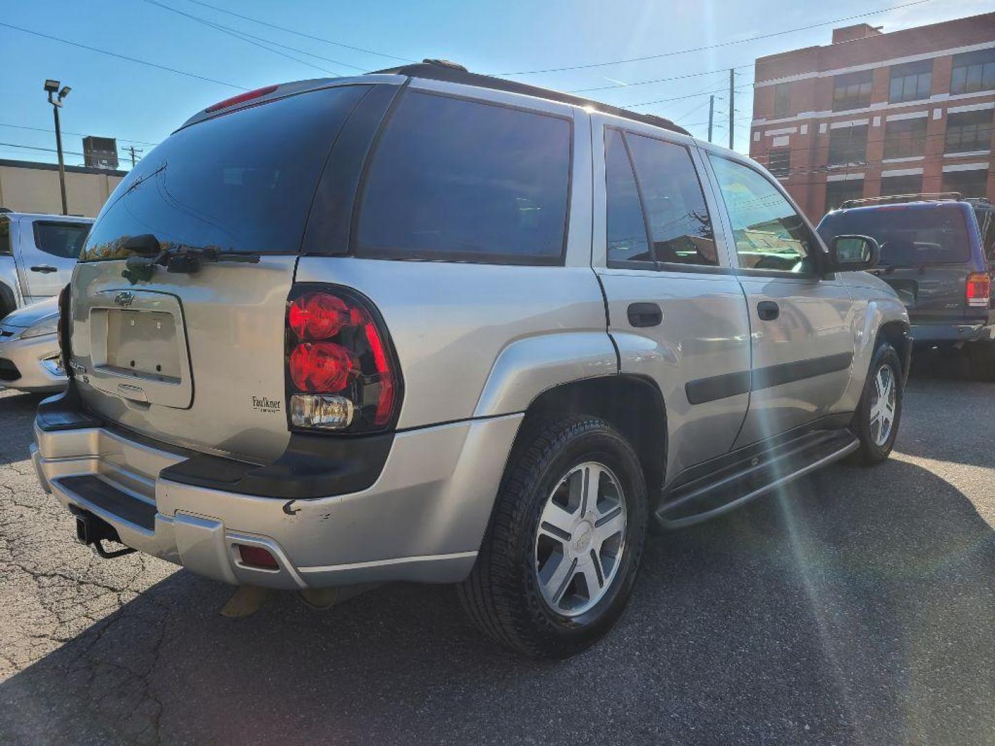 2005 SILVER CHEVROLET TRAILBLAZER LS (1GNDT13S052) with an 4.2L engine, Automatic transmission, located at 117 North Cameron Street, Harrisburg, PA, 17101, (717) 963-8962, 40.266762, -76.875259 - WE FINANCE!!! Good Credit/ Bad Credit/ No Credit - ALL Trade-Ins Welcomed!!! ***Guaranteed Credit Approval*** APPLY ONLINE or CALL us TODAY ;) Internet Prices and Marketplace Prices are SPECIAL discounted ***CASH DEALS*** Retail Prices are higher. Please call us to discuss your cash and finan - Photo#4