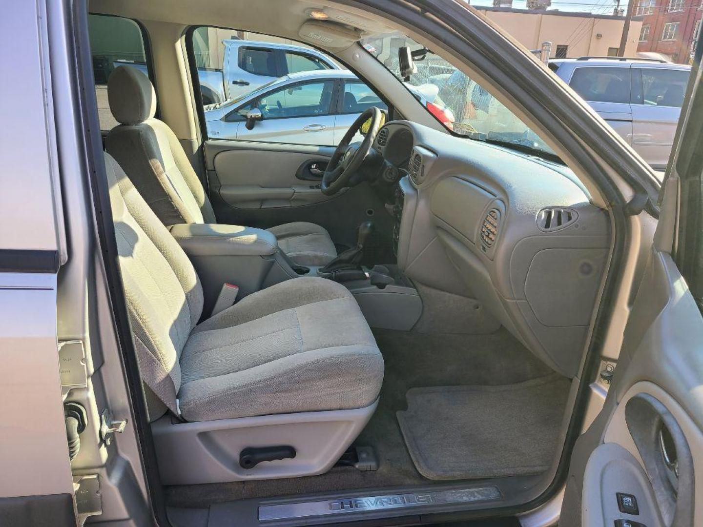 2005 SILVER CHEVROLET TRAILBLAZER LS (1GNDT13S052) with an 4.2L engine, Automatic transmission, located at 117 North Cameron Street, Harrisburg, PA, 17101, (717) 963-8962, 40.266762, -76.875259 - WE FINANCE!!! Good Credit/ Bad Credit/ No Credit - ALL Trade-Ins Welcomed!!! ***Guaranteed Credit Approval*** APPLY ONLINE or CALL us TODAY ;) Internet Prices and Marketplace Prices are SPECIAL discounted ***CASH DEALS*** Retail Prices are higher. Please call us to discuss your cash and finan - Photo#8