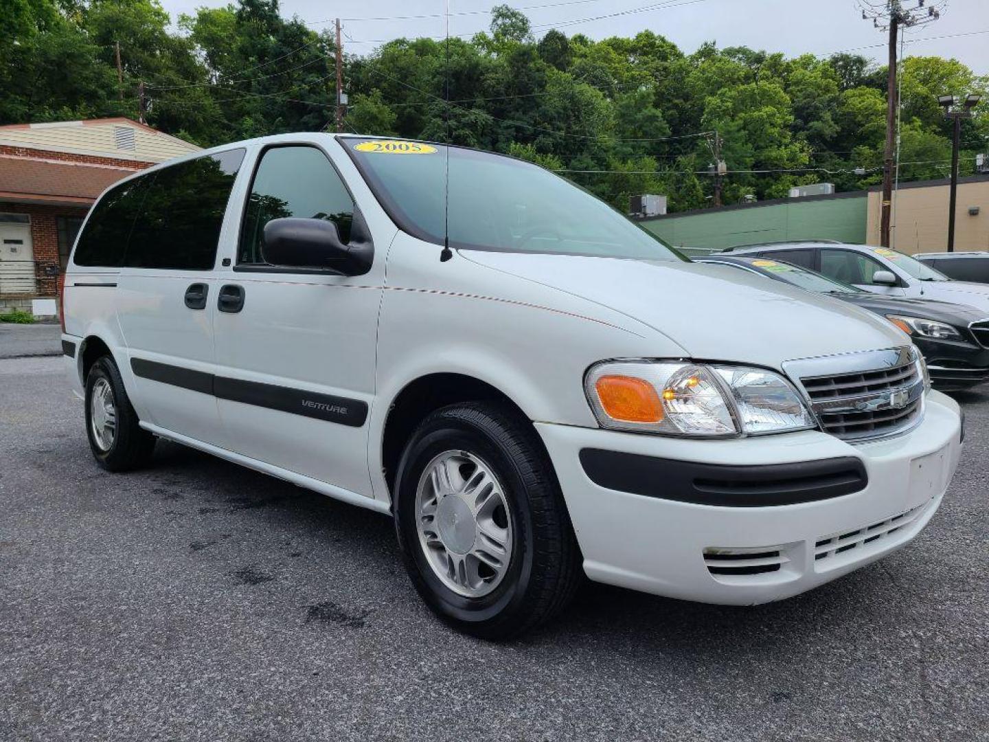 2005 WHITE CHEVROLET VENTURE LS (1GNDV23E55D) with an 3.4L engine, Automatic transmission, located at 117 North Cameron Street, Harrisburg, PA, 17101, (717) 963-8962, 40.266762, -76.875259 - WE FINANCE!!! Good Credit/ Bad Credit/ No Credit - ALL Trade-Ins Welcomed!!! ***Guaranteed Credit Approval*** APPLY ONLINE or CALL us TODAY ;) Internet Prices and Marketplace Prices are SPECIAL discounted ***CASH DEALS*** Retail Prices are higher. Please call us to discuss your cash and finan - Photo#6