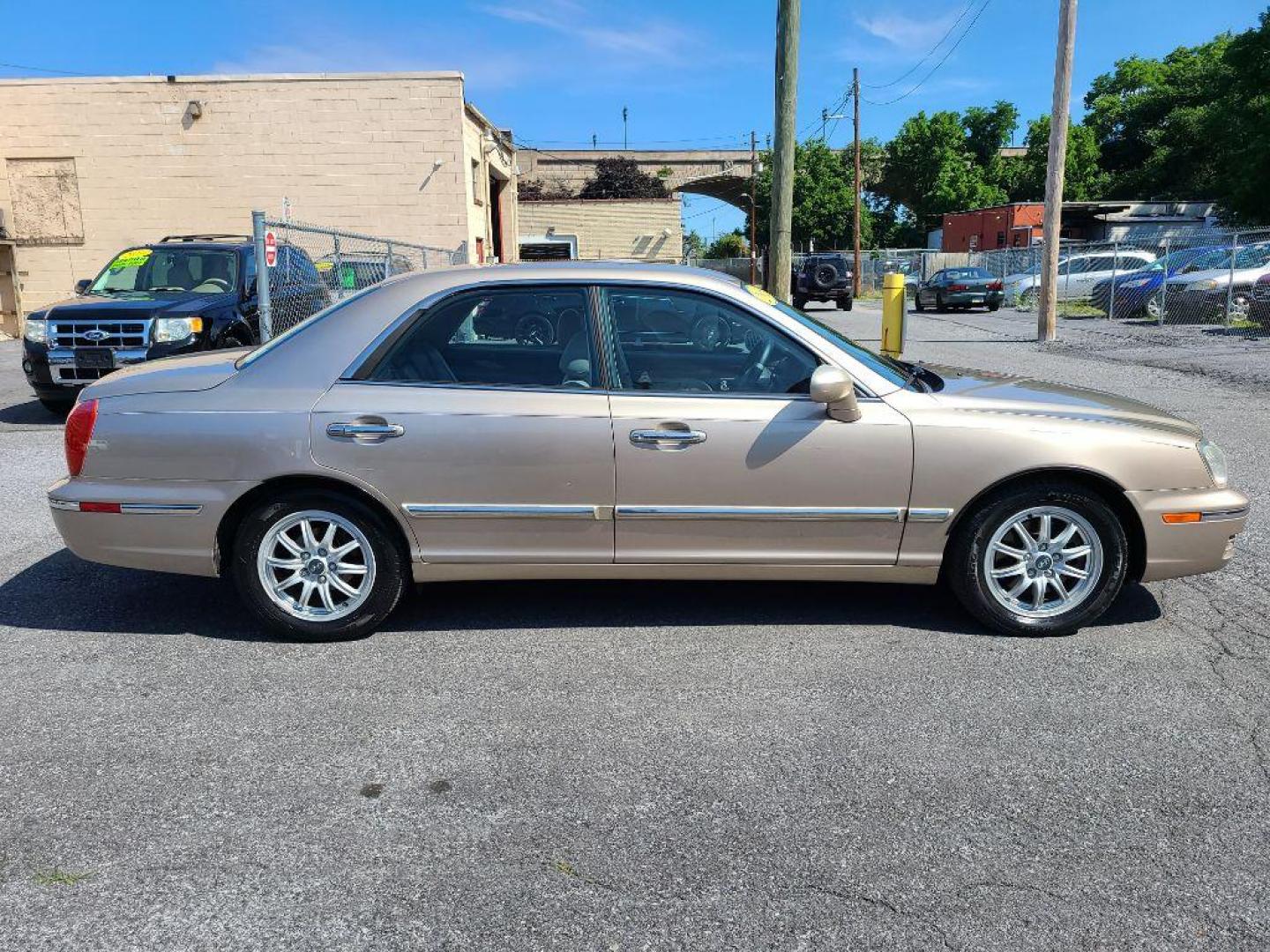 2005 TAN HYUNDAI XG 350 (KMHFU45E65A) with an 3.5L engine, Automatic transmission, located at 117 North Cameron Street, Harrisburg, PA, 17101, (717) 963-8962, 40.266762, -76.875259 - WE FINANCE!!! Good Credit/ Bad Credit/ No Credit - ALL Trade-Ins Welcomed!!! ***Guaranteed Credit Approval*** APPLY ONLINE or CALL us TODAY ;) Internet Prices and Marketplace Prices are SPECIAL discounted ***CASH DEALS*** Retail Prices are higher. Please call us to discuss your cash and finan - Photo#5