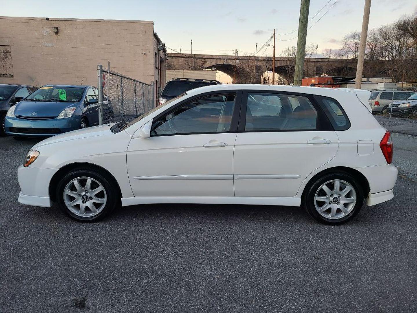 2005 WHITE KIA SPECTRA5 5-DR HB (KNAFE161655) with an 2.0L engine, Automatic transmission, located at 117 North Cameron Street, Harrisburg, PA, 17101, (717) 963-8962, 40.266762, -76.875259 - WE FINANCE!!! Good Credit/ Bad Credit/ No Credit - ALL Trade-Ins Welcomed!!! ***Guaranteed Credit Approval*** APPLY ONLINE or CALL us TODAY ;) Internet Prices and Marketplace Prices are SPECIAL discounted ***CASH DEALS*** Retail Prices are higher. Please call us to discuss your cash and finan - Photo#1