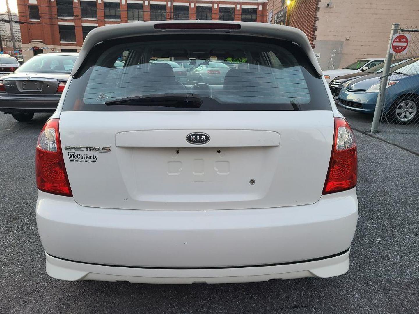 2005 WHITE KIA SPECTRA5 5-DR HB (KNAFE161655) with an 2.0L engine, Automatic transmission, located at 117 North Cameron Street, Harrisburg, PA, 17101, (717) 963-8962, 40.266762, -76.875259 - WE FINANCE!!! Good Credit/ Bad Credit/ No Credit - ALL Trade-Ins Welcomed!!! ***Guaranteed Credit Approval*** APPLY ONLINE or CALL us TODAY ;) Internet Prices and Marketplace Prices are SPECIAL discounted ***CASH DEALS*** Retail Prices are higher. Please call us to discuss your cash and finan - Photo#3