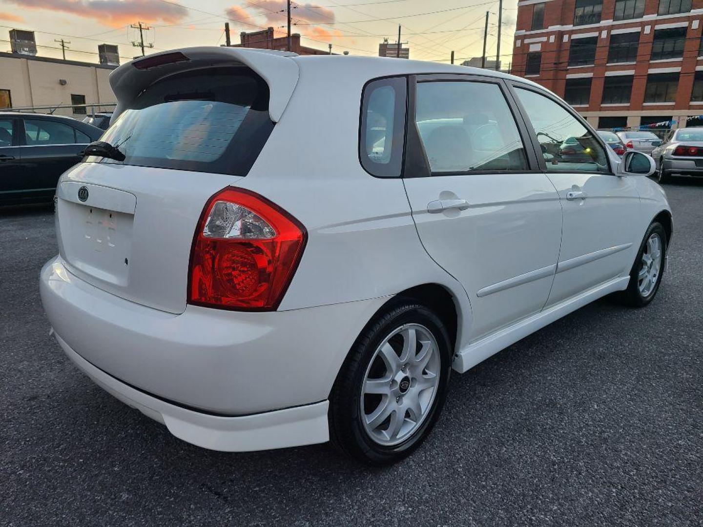 2005 WHITE KIA SPECTRA5 5-DR HB (KNAFE161655) with an 2.0L engine, Automatic transmission, located at 117 North Cameron Street, Harrisburg, PA, 17101, (717) 963-8962, 40.266762, -76.875259 - WE FINANCE!!! Good Credit/ Bad Credit/ No Credit - ALL Trade-Ins Welcomed!!! ***Guaranteed Credit Approval*** APPLY ONLINE or CALL us TODAY ;) Internet Prices and Marketplace Prices are SPECIAL discounted ***CASH DEALS*** Retail Prices are higher. Please call us to discuss your cash and finan - Photo#4