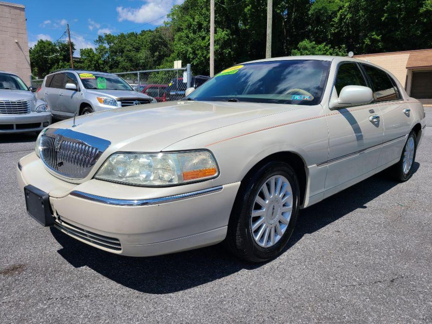 2005 WHITE LINCOLN TOWN CAR SIGNATURE (1LNHM81W65Y) with an 4.6L engine, Automatic transmission, located at 117 North Cameron Street, Harrisburg, PA, 17101, (717) 963-8962, 40.266762, -76.875259 - WE FINANCE!!! Good Credit/ Bad Credit/ No Credit - ALL Trade-Ins Welcomed!!! ***Guaranteed Credit Approval*** APPLY ONLINE or CALL us TODAY ;) Internet Prices and Marketplace Prices are SPECIAL discounted ***CASH DEALS*** Retail Prices are higher. Please call us to discuss your cash and finan - Photo#0