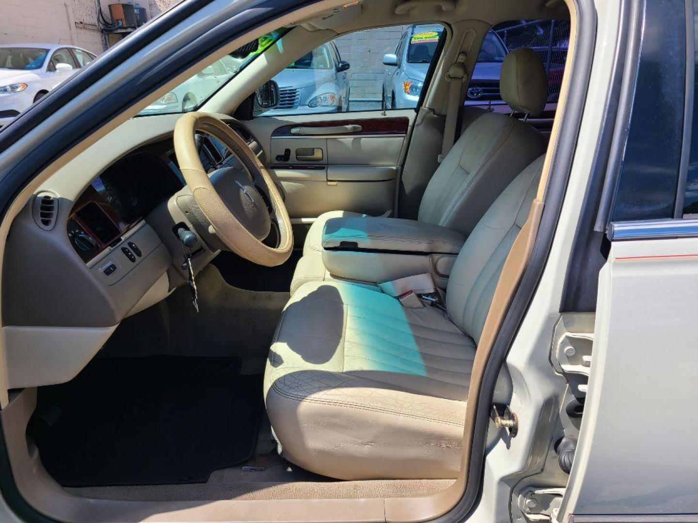 2005 WHITE LINCOLN TOWN CAR SIGNATURE (1LNHM81W65Y) with an 4.6L engine, Automatic transmission, located at 117 North Cameron Street, Harrisburg, PA, 17101, (717) 963-8962, 40.266762, -76.875259 - WE FINANCE!!! Good Credit/ Bad Credit/ No Credit - ALL Trade-Ins Welcomed!!! ***Guaranteed Credit Approval*** APPLY ONLINE or CALL us TODAY ;) Internet Prices and Marketplace Prices are SPECIAL discounted ***CASH DEALS*** Retail Prices are higher. Please call us to discuss your cash and finan - Photo#12