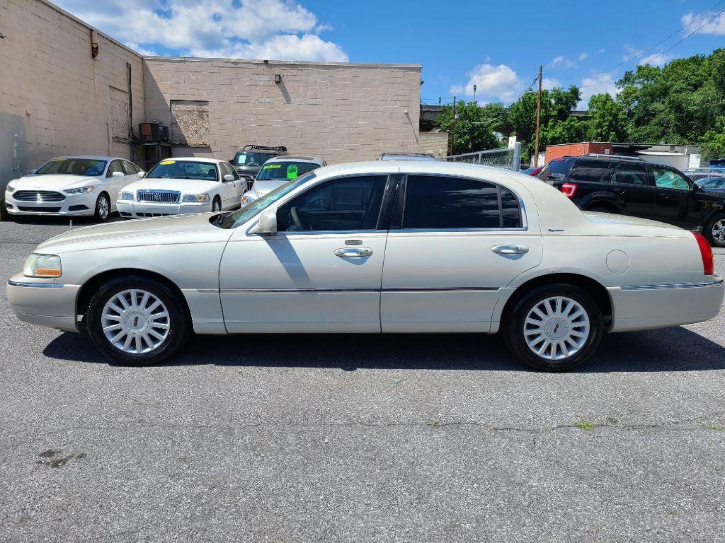 2005 WHITE LINCOLN TOWN CAR SIGNATURE (1LNHM81W65Y) with an 4.6L engine, Automatic transmission, located at 117 North Cameron Street, Harrisburg, PA, 17101, (717) 963-8962, 40.266762, -76.875259 - WE FINANCE!!! Good Credit/ Bad Credit/ No Credit - ALL Trade-Ins Welcomed!!! ***Guaranteed Credit Approval*** APPLY ONLINE or CALL us TODAY ;) Internet Prices and Marketplace Prices are SPECIAL discounted ***CASH DEALS*** Retail Prices are higher. Please call us to discuss your cash and finan - Photo#1