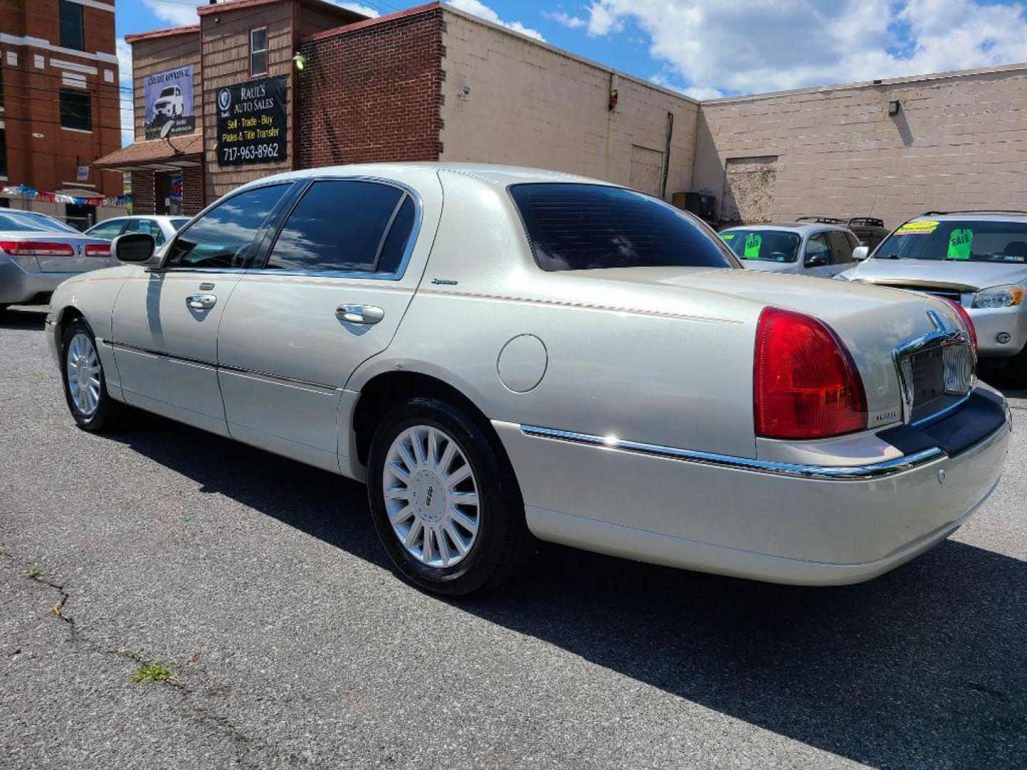 2005 WHITE LINCOLN TOWN CAR SIGNATURE (1LNHM81W65Y) with an 4.6L engine, Automatic transmission, located at 117 North Cameron Street, Harrisburg, PA, 17101, (717) 963-8962, 40.266762, -76.875259 - WE FINANCE!!! Good Credit/ Bad Credit/ No Credit - ALL Trade-Ins Welcomed!!! ***Guaranteed Credit Approval*** APPLY ONLINE or CALL us TODAY ;) Internet Prices and Marketplace Prices are SPECIAL discounted ***CASH DEALS*** Retail Prices are higher. Please call us to discuss your cash and finan - Photo#2