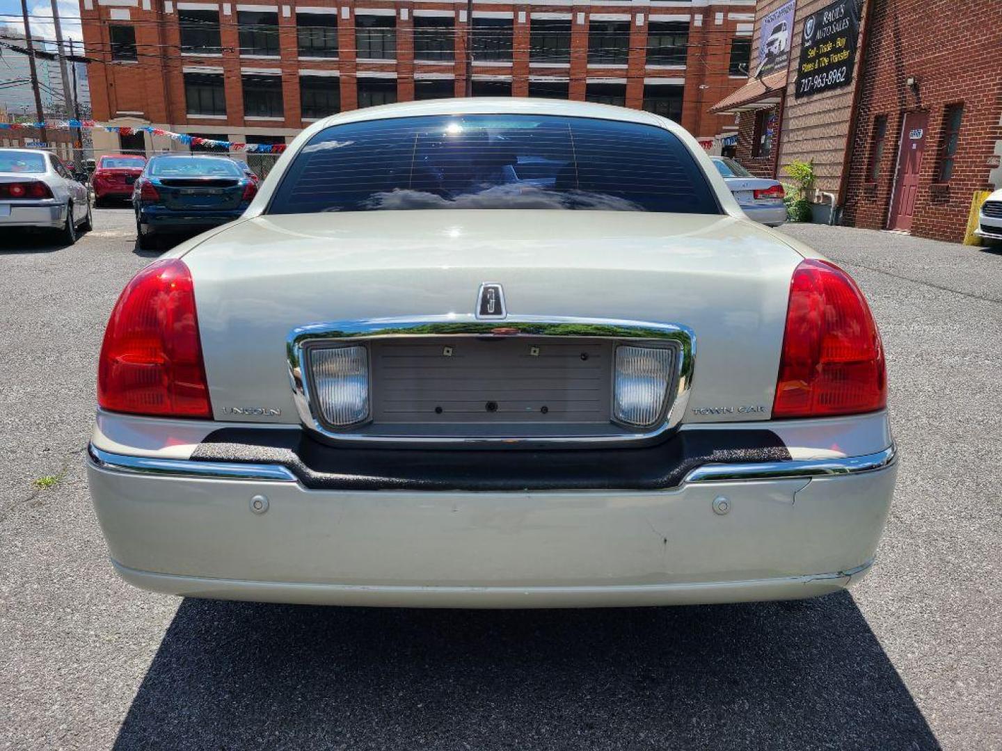 2005 WHITE LINCOLN TOWN CAR SIGNATURE (1LNHM81W65Y) with an 4.6L engine, Automatic transmission, located at 117 North Cameron Street, Harrisburg, PA, 17101, (717) 963-8962, 40.266762, -76.875259 - WE FINANCE!!! Good Credit/ Bad Credit/ No Credit - ALL Trade-Ins Welcomed!!! ***Guaranteed Credit Approval*** APPLY ONLINE or CALL us TODAY ;) Internet Prices and Marketplace Prices are SPECIAL discounted ***CASH DEALS*** Retail Prices are higher. Please call us to discuss your cash and finan - Photo#3