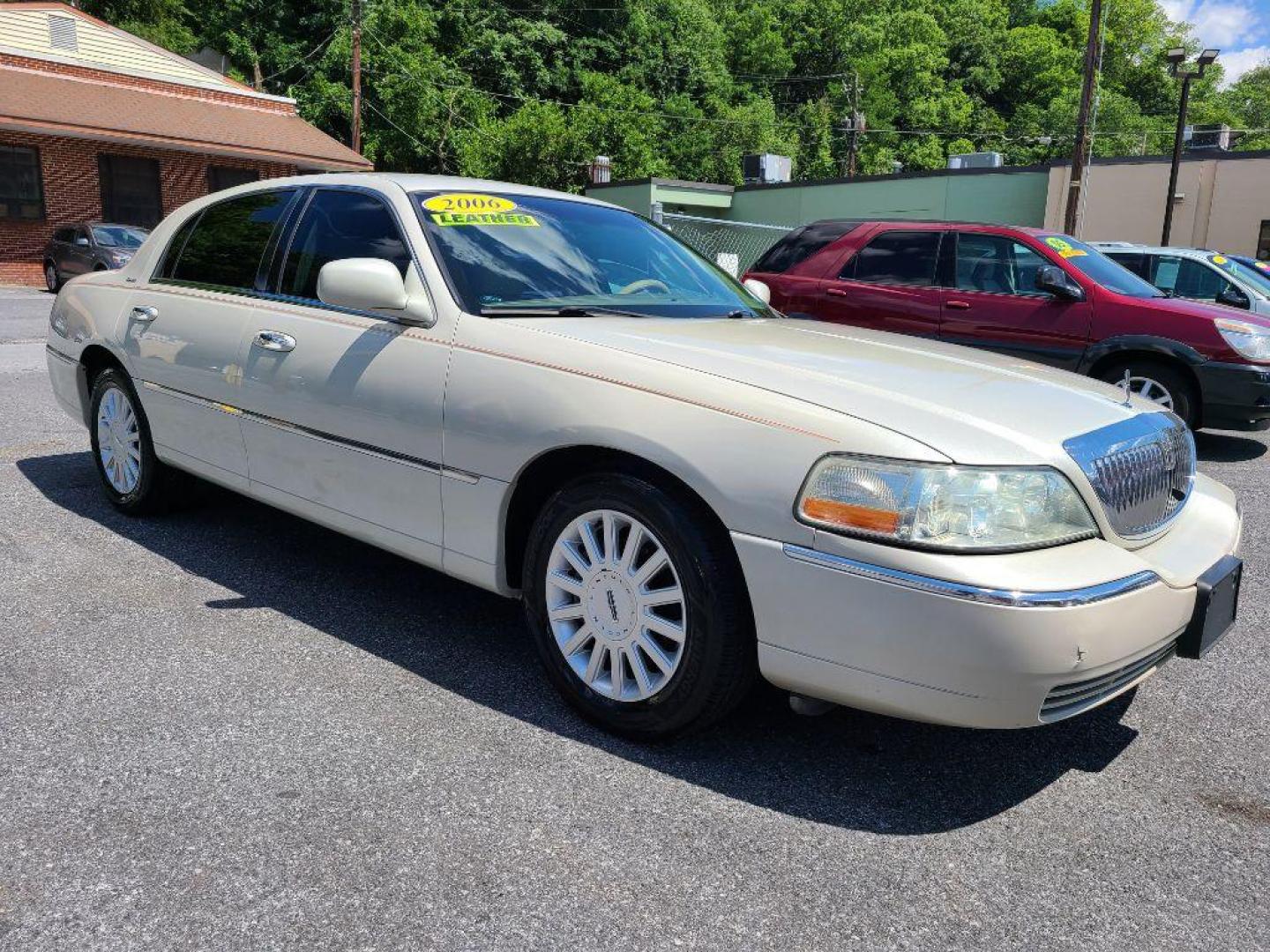 2005 WHITE LINCOLN TOWN CAR SIGNATURE (1LNHM81W65Y) with an 4.6L engine, Automatic transmission, located at 117 North Cameron Street, Harrisburg, PA, 17101, (717) 963-8962, 40.266762, -76.875259 - WE FINANCE!!! Good Credit/ Bad Credit/ No Credit - ALL Trade-Ins Welcomed!!! ***Guaranteed Credit Approval*** APPLY ONLINE or CALL us TODAY ;) Internet Prices and Marketplace Prices are SPECIAL discounted ***CASH DEALS*** Retail Prices are higher. Please call us to discuss your cash and finan - Photo#6