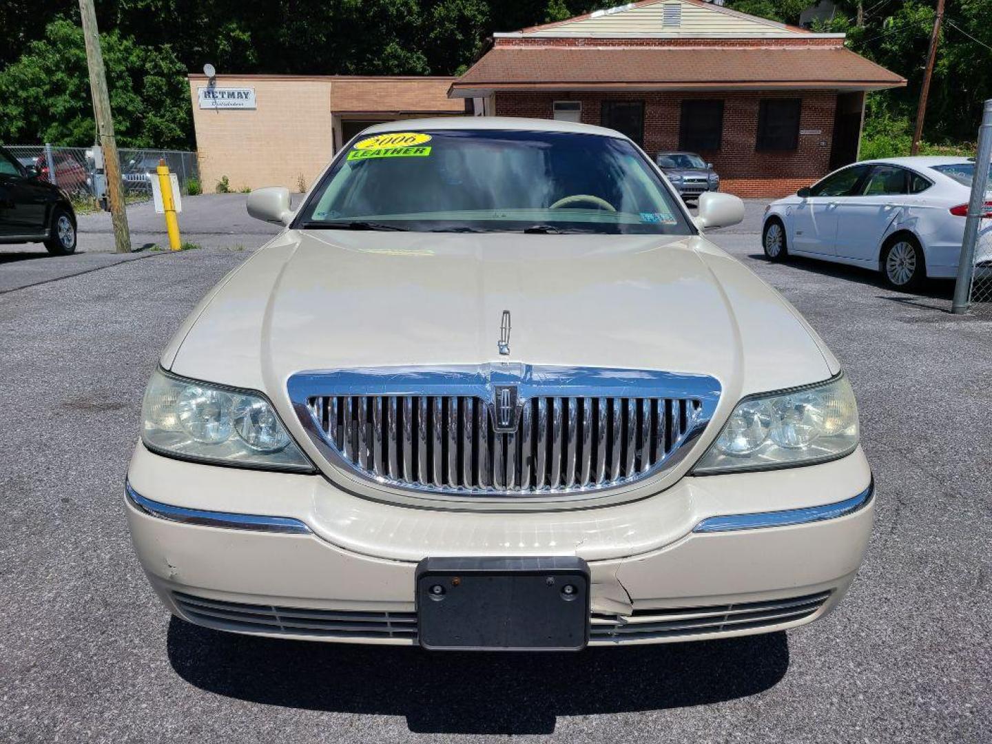 2005 WHITE LINCOLN TOWN CAR SIGNATURE (1LNHM81W65Y) with an 4.6L engine, Automatic transmission, located at 117 North Cameron Street, Harrisburg, PA, 17101, (717) 963-8962, 40.266762, -76.875259 - WE FINANCE!!! Good Credit/ Bad Credit/ No Credit - ALL Trade-Ins Welcomed!!! ***Guaranteed Credit Approval*** APPLY ONLINE or CALL us TODAY ;) Internet Prices and Marketplace Prices are SPECIAL discounted ***CASH DEALS*** Retail Prices are higher. Please call us to discuss your cash and finan - Photo#7