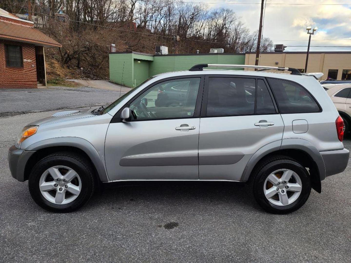 2005 SILVER TOYOTA RAV4 (JTEHD20V156) with an 2.4L engine, Automatic transmission, located at 117 North Cameron Street, Harrisburg, PA, 17101, (717) 963-8962, 40.266762, -76.875259 - WE FINANCE!!! Good Credit/ Bad Credit/ No Credit - ALL Trade-Ins Welcomed!!! ***Guaranteed Credit Approval*** APPLY ONLINE or CALL us TODAY ;) Internet Prices and Marketplace Prices are SPECIAL discounted ***CASH DEALS*** Retail Prices are higher. Please call us to discuss your cash and finan - Photo#1