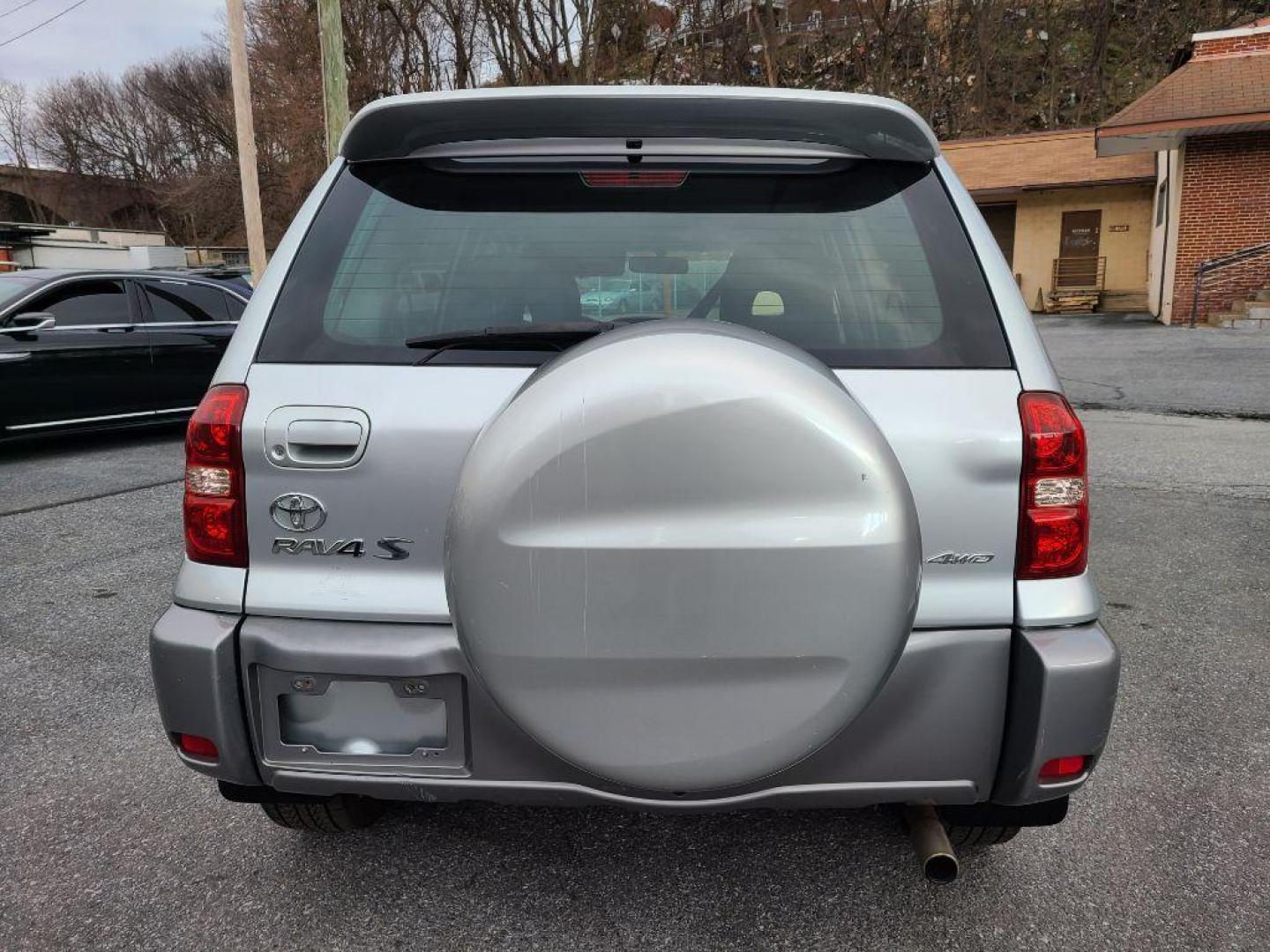 2005 SILVER TOYOTA RAV4 (JTEHD20V156) with an 2.4L engine, Automatic transmission, located at 117 North Cameron Street, Harrisburg, PA, 17101, (717) 963-8962, 40.266762, -76.875259 - WE FINANCE!!! Good Credit/ Bad Credit/ No Credit - ALL Trade-Ins Welcomed!!! ***Guaranteed Credit Approval*** APPLY ONLINE or CALL us TODAY ;) Internet Prices and Marketplace Prices are SPECIAL discounted ***CASH DEALS*** Retail Prices are higher. Please call us to discuss your cash and finan - Photo#3