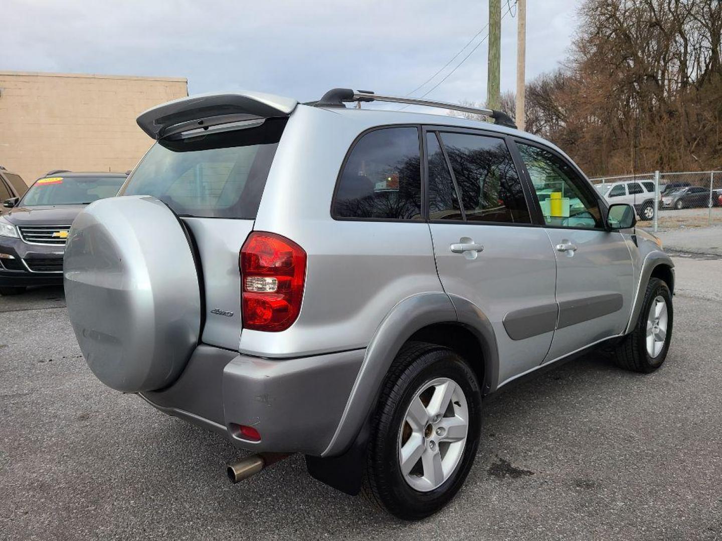 2005 SILVER TOYOTA RAV4 (JTEHD20V156) with an 2.4L engine, Automatic transmission, located at 117 North Cameron Street, Harrisburg, PA, 17101, (717) 963-8962, 40.266762, -76.875259 - WE FINANCE!!! Good Credit/ Bad Credit/ No Credit - ALL Trade-Ins Welcomed!!! ***Guaranteed Credit Approval*** APPLY ONLINE or CALL us TODAY ;) Internet Prices and Marketplace Prices are SPECIAL discounted ***CASH DEALS*** Retail Prices are higher. Please call us to discuss your cash and finan - Photo#4