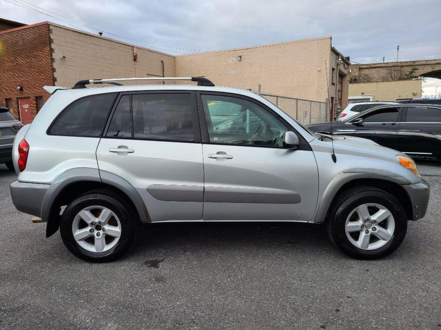 2005 SILVER TOYOTA RAV4 (JTEHD20V156) with an 2.4L engine, Automatic transmission, located at 117 North Cameron Street, Harrisburg, PA, 17101, (717) 963-8962, 40.266762, -76.875259 - WE FINANCE!!! Good Credit/ Bad Credit/ No Credit - ALL Trade-Ins Welcomed!!! ***Guaranteed Credit Approval*** APPLY ONLINE or CALL us TODAY ;) Internet Prices and Marketplace Prices are SPECIAL discounted ***CASH DEALS*** Retail Prices are higher. Please call us to discuss your cash and finan - Photo#5