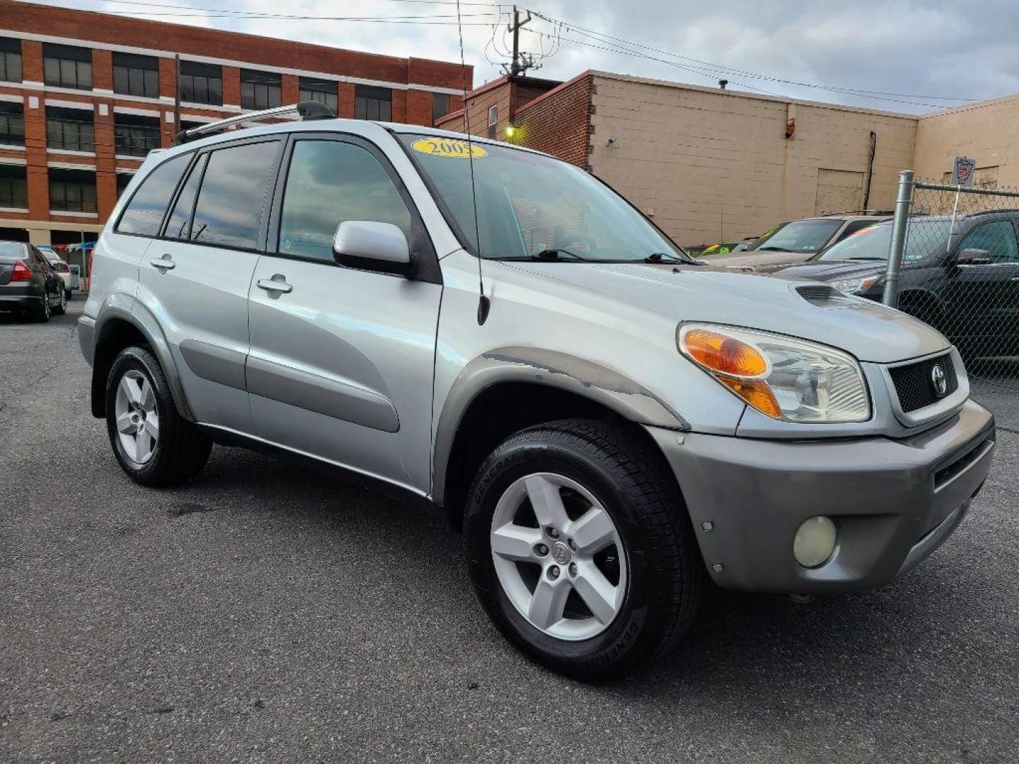 2005 SILVER TOYOTA RAV4 (JTEHD20V156) with an 2.4L engine, Automatic transmission, located at 117 North Cameron Street, Harrisburg, PA, 17101, (717) 963-8962, 40.266762, -76.875259 - WE FINANCE!!! Good Credit/ Bad Credit/ No Credit - ALL Trade-Ins Welcomed!!! ***Guaranteed Credit Approval*** APPLY ONLINE or CALL us TODAY ;) Internet Prices and Marketplace Prices are SPECIAL discounted ***CASH DEALS*** Retail Prices are higher. Please call us to discuss your cash and finan - Photo#6