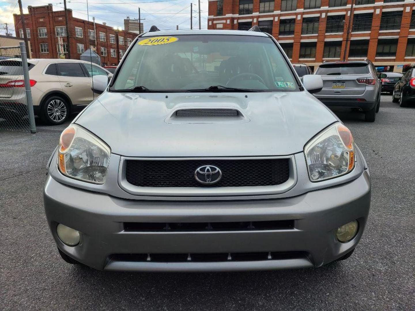 2005 SILVER TOYOTA RAV4 (JTEHD20V156) with an 2.4L engine, Automatic transmission, located at 117 North Cameron Street, Harrisburg, PA, 17101, (717) 963-8962, 40.266762, -76.875259 - WE FINANCE!!! Good Credit/ Bad Credit/ No Credit - ALL Trade-Ins Welcomed!!! ***Guaranteed Credit Approval*** APPLY ONLINE or CALL us TODAY ;) Internet Prices and Marketplace Prices are SPECIAL discounted ***CASH DEALS*** Retail Prices are higher. Please call us to discuss your cash and finan - Photo#7