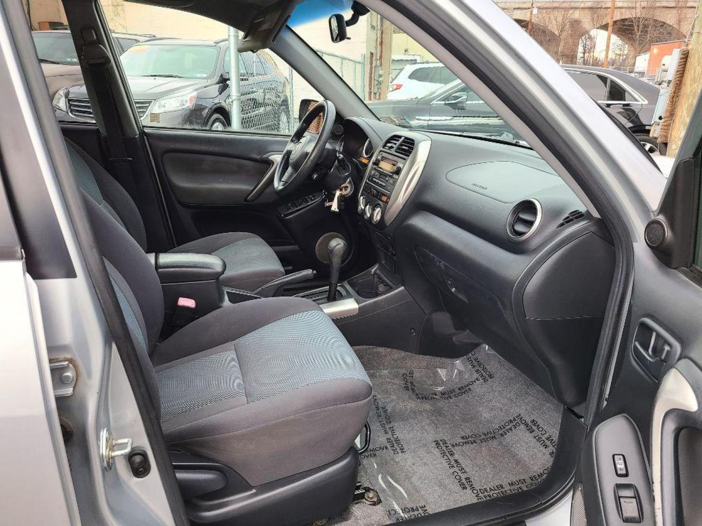 2005 SILVER TOYOTA RAV4 (JTEHD20V156) with an 2.4L engine, Automatic transmission, located at 117 North Cameron Street, Harrisburg, PA, 17101, (717) 963-8962, 40.266762, -76.875259 - WE FINANCE!!! Good Credit/ Bad Credit/ No Credit - ALL Trade-Ins Welcomed!!! ***Guaranteed Credit Approval*** APPLY ONLINE or CALL us TODAY ;) Internet Prices and Marketplace Prices are SPECIAL discounted ***CASH DEALS*** Retail Prices are higher. Please call us to discuss your cash and finan - Photo#8