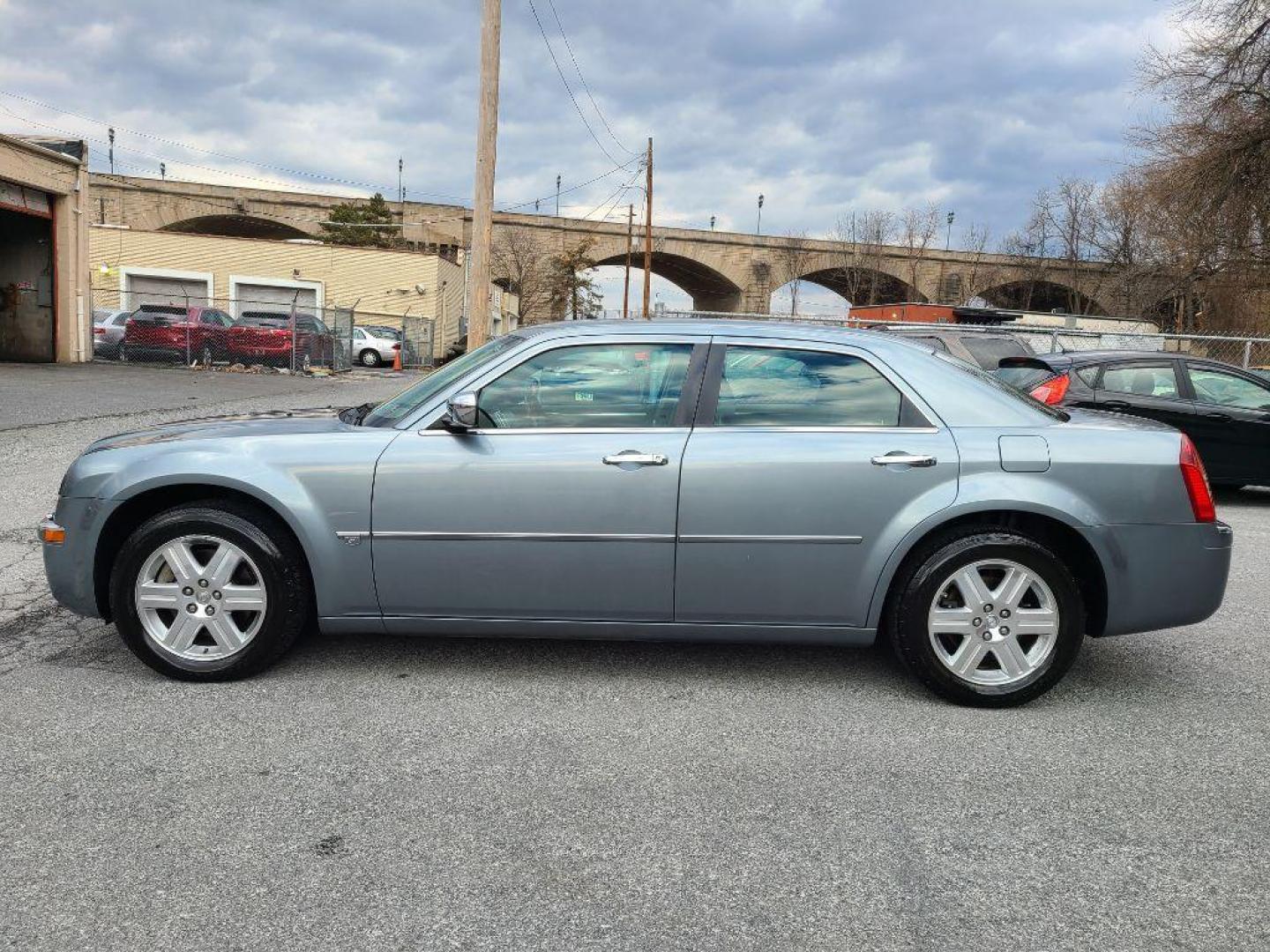 2006 GRAY CHRYSLER 300C AWD SDN (2C3LK63H26H) with an 5.7L engine, Automatic transmission, located at 117 North Cameron Street, Harrisburg, PA, 17101, (717) 963-8962, 40.266762, -76.875259 - WE FINANCE!!! Good Credit/ Bad Credit/ No Credit - ALL Trade-Ins Welcomed!!! ***Guaranteed Credit Approval*** APPLY ONLINE or CALL us TODAY ;) Internet Prices and Marketplace Prices are SPECIAL discounted ***CASH DEALS*** Retail Prices are higher. Please call us to discuss your cash and finan - Photo#8