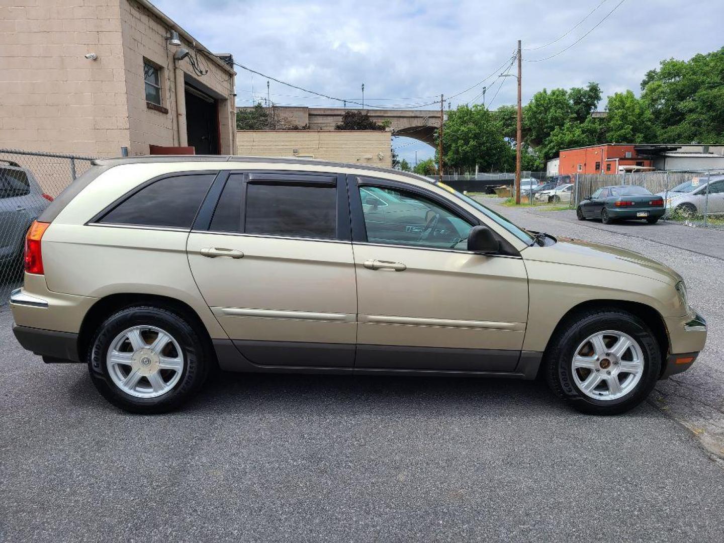 2006 GOLD CHRYSLER PACIFICA TOURING (2A4GM68436R) with an 3.5L engine, Automatic transmission, located at 117 North Cameron Street, Harrisburg, PA, 17101, (717) 963-8962, 40.266762, -76.875259 - WE FINANCE!!! Good Credit/ Bad Credit/ No Credit - ALL Trade-Ins Welcomed!!! ***Guaranteed Credit Approval*** APPLY ONLINE or CALL us TODAY ;) Internet Prices and Marketplace Prices are SPECIAL discounted ***CASH DEALS*** Retail Prices are higher. Please call us to discuss your cash and finan - Photo#5