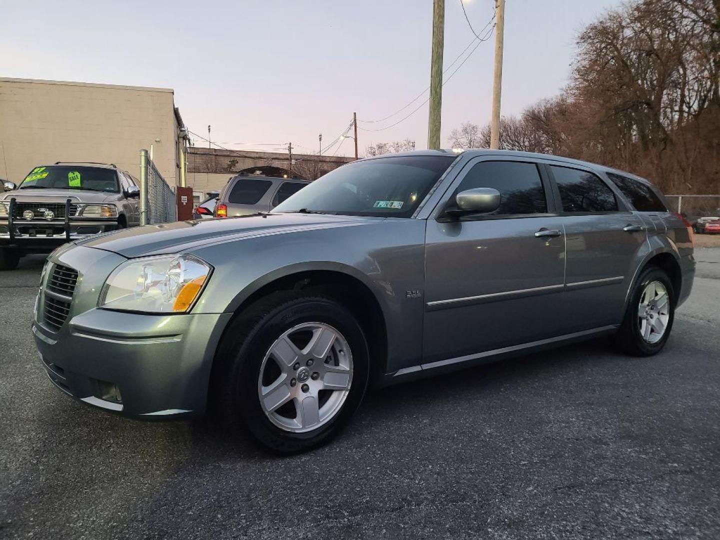 2006 GRAY DODGE MAGNUM SXT (2D4FV47V06H) with an 3.5L engine, Automatic transmission, located at 117 North Cameron Street, Harrisburg, PA, 17101, (717) 963-8962, 40.266762, -76.875259 - WE FINANCE!!! Good Credit/ Bad Credit/ No Credit - ALL Trade-Ins Welcomed!!! ***Guaranteed Credit Approval*** APPLY ONLINE or CALL us TODAY ;) Internet Prices and Marketplace Prices are SPECIAL discounted ***CASH DEALS*** Retail Prices are higher. Please call us to discuss your cash and finan - Photo#0