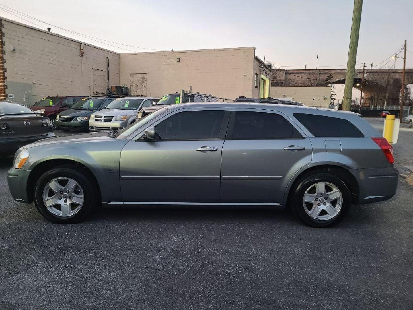 2006 GRAY DODGE MAGNUM SXT (2D4FV47V06H) with an 3.5L engine, Automatic transmission, located at 117 North Cameron Street, Harrisburg, PA, 17101, (717) 963-8962, 40.266762, -76.875259 - WE FINANCE!!! Good Credit/ Bad Credit/ No Credit - ALL Trade-Ins Welcomed!!! ***Guaranteed Credit Approval*** APPLY ONLINE or CALL us TODAY ;) Internet Prices and Marketplace Prices are SPECIAL discounted ***CASH DEALS*** Retail Prices are higher. Please call us to discuss your cash and finan - Photo#1