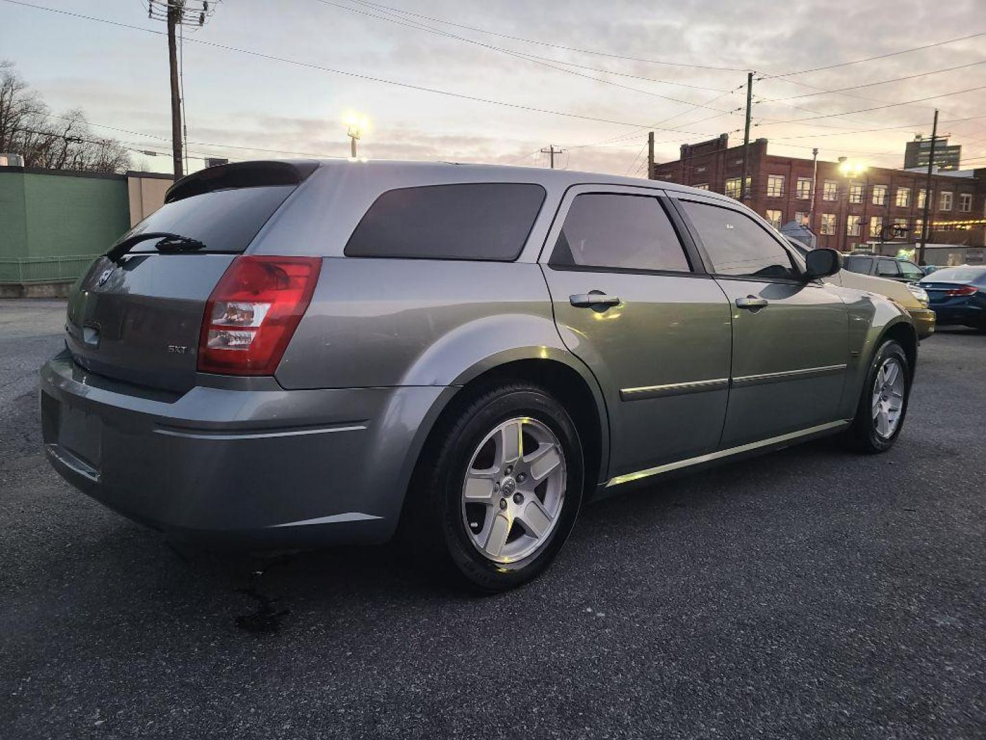 2006 GRAY DODGE MAGNUM SXT (2D4FV47V06H) with an 3.5L engine, Automatic transmission, located at 117 North Cameron Street, Harrisburg, PA, 17101, (717) 963-8962, 40.266762, -76.875259 - WE FINANCE!!! Good Credit/ Bad Credit/ No Credit - ALL Trade-Ins Welcomed!!! ***Guaranteed Credit Approval*** APPLY ONLINE or CALL us TODAY ;) Internet Prices and Marketplace Prices are SPECIAL discounted ***CASH DEALS*** Retail Prices are higher. Please call us to discuss your cash and finan - Photo#4