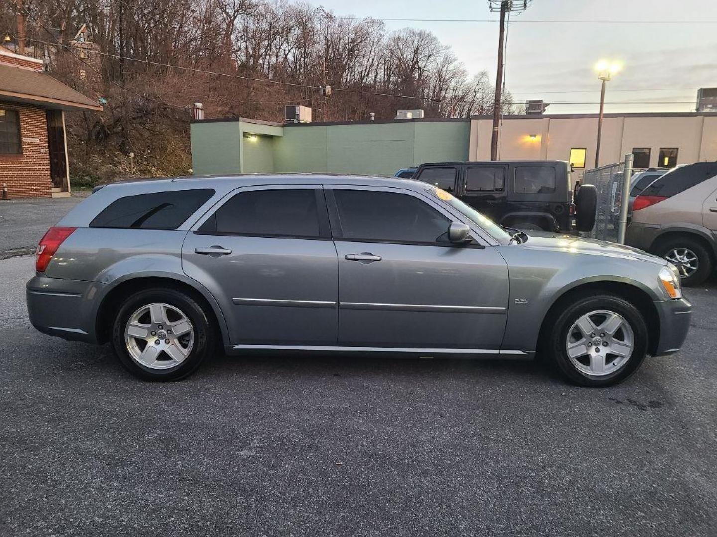 2006 GRAY DODGE MAGNUM SXT (2D4FV47V06H) with an 3.5L engine, Automatic transmission, located at 117 North Cameron Street, Harrisburg, PA, 17101, (717) 963-8962, 40.266762, -76.875259 - WE FINANCE!!! Good Credit/ Bad Credit/ No Credit - ALL Trade-Ins Welcomed!!! ***Guaranteed Credit Approval*** APPLY ONLINE or CALL us TODAY ;) Internet Prices and Marketplace Prices are SPECIAL discounted ***CASH DEALS*** Retail Prices are higher. Please call us to discuss your cash and finan - Photo#5