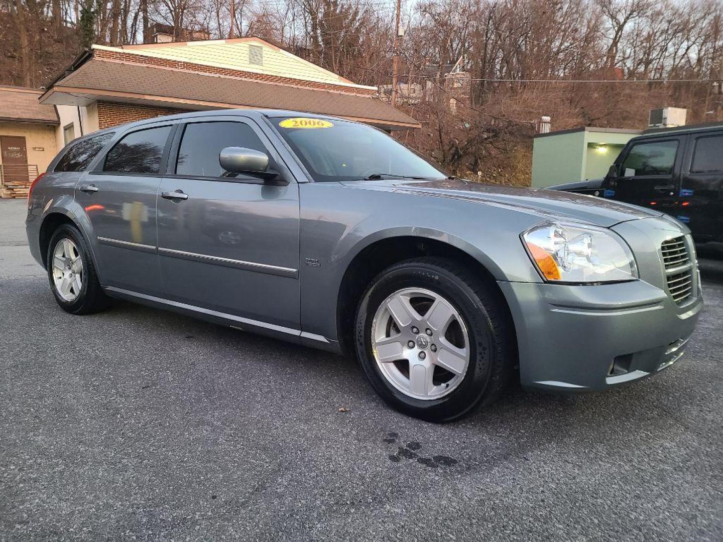 2006 GRAY DODGE MAGNUM SXT (2D4FV47V06H) with an 3.5L engine, Automatic transmission, located at 117 North Cameron Street, Harrisburg, PA, 17101, (717) 963-8962, 40.266762, -76.875259 - WE FINANCE!!! Good Credit/ Bad Credit/ No Credit - ALL Trade-Ins Welcomed!!! ***Guaranteed Credit Approval*** APPLY ONLINE or CALL us TODAY ;) Internet Prices and Marketplace Prices are SPECIAL discounted ***CASH DEALS*** Retail Prices are higher. Please call us to discuss your cash and finan - Photo#6