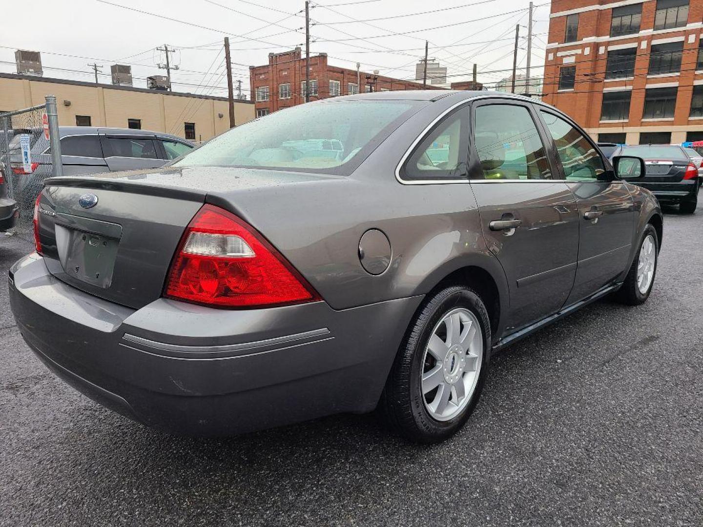 2006 SILVER FORD FIVE HUNDRED SE (1FAHP23126G) with an 3.0L engine, Continuously Variable transmission, located at 117 North Cameron Street, Harrisburg, PA, 17101, (717) 963-8962, 40.266762, -76.875259 - WE FINANCE!!! Good Credit/ Bad Credit/ No Credit - ALL Trade-Ins Welcomed!!! ***Guaranteed Credit Approval*** APPLY ONLINE or CALL us TODAY ;) Internet Prices and Marketplace Prices are SPECIAL discounted ***CASH DEALS*** Retail Prices are higher. Please call us to discuss your cash and finan - Photo#4