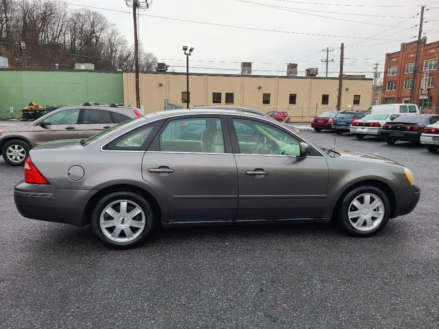 2006 SILVER FORD FIVE HUNDRED SE (1FAHP23126G) with an 3.0L engine, Continuously Variable transmission, located at 117 North Cameron Street, Harrisburg, PA, 17101, (717) 963-8962, 40.266762, -76.875259 - WE FINANCE!!! Good Credit/ Bad Credit/ No Credit - ALL Trade-Ins Welcomed!!! ***Guaranteed Credit Approval*** APPLY ONLINE or CALL us TODAY ;) Internet Prices and Marketplace Prices are SPECIAL discounted ***CASH DEALS*** Retail Prices are higher. Please call us to discuss your cash and finan - Photo#5