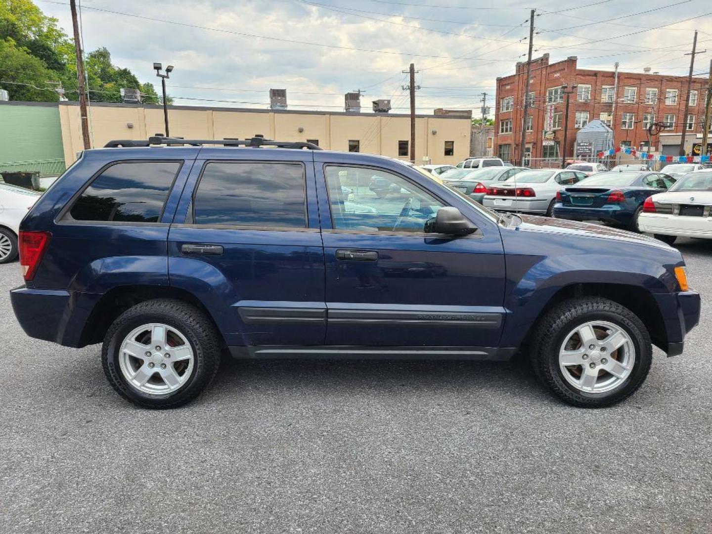 2006 BLUE JEEP GRAND CHEROKEE LAREDO (1J4GR48K46C) with an 3.7L engine, Automatic transmission, located at 117 North Cameron Street, Harrisburg, PA, 17101, (717) 963-8962, 40.266762, -76.875259 - WE FINANCE!!! Good Credit/ Bad Credit/ No Credit - ALL Trade-Ins Welcomed!!! ***Guaranteed Credit Approval*** APPLY ONLINE or CALL us TODAY ;) Internet Prices and Marketplace Prices are SPECIAL discounted ***CASH DEALS*** Retail Prices are higher. Please call us to discuss your cash and finan - Photo#5