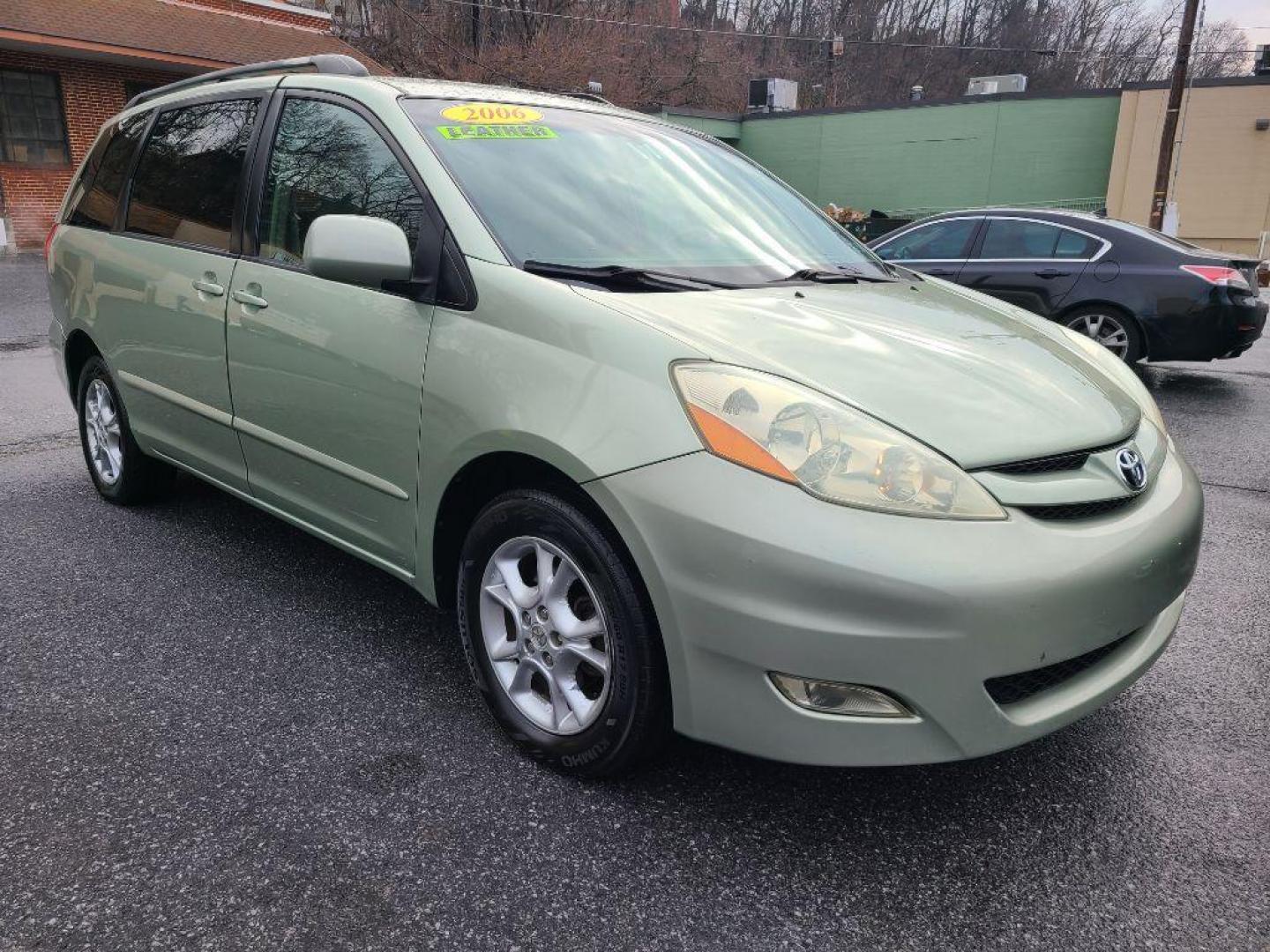 2006 GREEN TOYOTA SIENNA XLE (5TDBA22C46S) with an 3.3L engine, Automatic transmission, located at 117 North Cameron Street, Harrisburg, PA, 17101, (717) 963-8962, 40.266762, -76.875259 - WE FINANCE!!! Good Credit/ Bad Credit/ No Credit - ALL Trade-Ins Welcomed!!! ***Guaranteed Credit Approval*** APPLY ONLINE or CALL us TODAY ;) Internet Prices and Marketplace Prices are SPECIAL discounted ***CASH DEALS*** Retail Prices are higher. Please call us to discuss your cash and finan - Photo#6