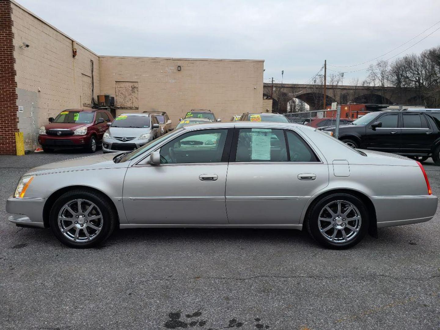 2007 WHITE CADILLAC DTS (1G6KD57937U) with an 4.6L engine, Automatic transmission, located at 117 North Cameron Street, Harrisburg, PA, 17101, (717) 963-8962, 40.266762, -76.875259 - WE FINANCE!!! Good Credit/ Bad Credit/ No Credit - ALL Trade-Ins Welcomed!!! ***Guaranteed Credit Approval*** APPLY ONLINE or CALL us TODAY ;) Internet Prices and Marketplace Prices are SPECIAL discounted ***CASH DEALS*** Retail Prices are higher. Please call us to discuss your cash and finan - Photo#1