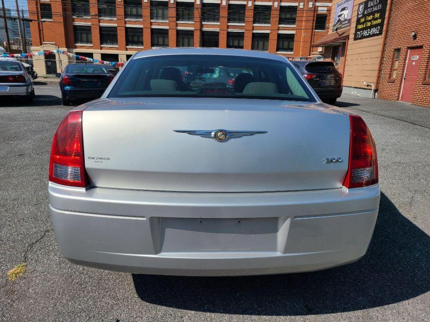 2007 SILVER CHRYSLER 300 SEDAN (2C3LA43R67H) with an 2.7L engine, Automatic transmission, located at 117 North Cameron Street, Harrisburg, PA, 17101, (717) 963-8962, 40.266762, -76.875259 - WE FINANCE!!! Good Credit/ Bad Credit/ No Credit - ALL Trade-Ins Welcomed!!! ***Guaranteed Credit Approval*** APPLY ONLINE or CALL us TODAY ;) Internet Prices and Marketplace Prices are SPECIAL discounted ***CASH DEALS*** Retail Prices are higher. Please call us to discuss your cash and finan - Photo#3