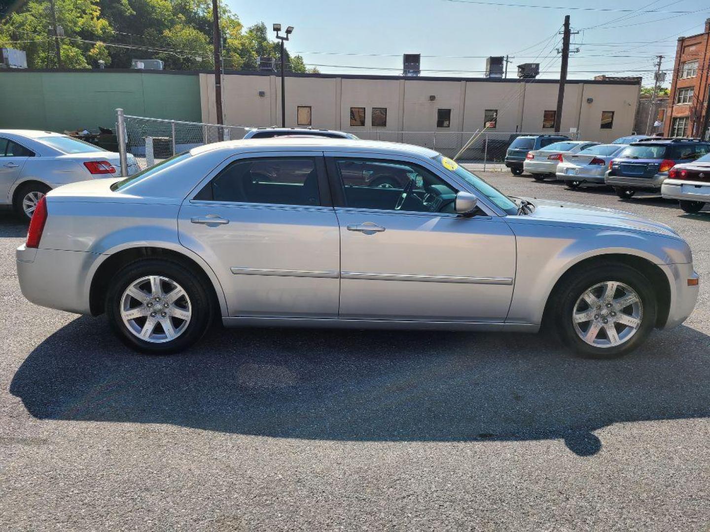 2007 SILVER CHRYSLER 300 SEDAN (2C3LA43R67H) with an 2.7L engine, Automatic transmission, located at 117 North Cameron Street, Harrisburg, PA, 17101, (717) 963-8962, 40.266762, -76.875259 - WE FINANCE!!! Good Credit/ Bad Credit/ No Credit - ALL Trade-Ins Welcomed!!! ***Guaranteed Credit Approval*** APPLY ONLINE or CALL us TODAY ;) Internet Prices and Marketplace Prices are SPECIAL discounted ***CASH DEALS*** Retail Prices are higher. Please call us to discuss your cash and finan - Photo#5