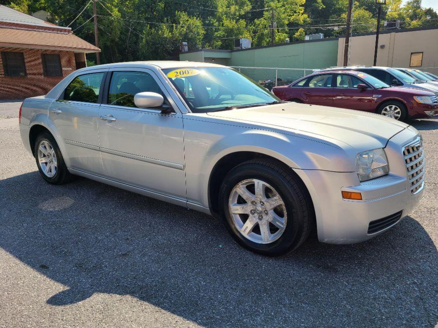 2007 SILVER CHRYSLER 300 SEDAN (2C3LA43R67H) with an 2.7L engine, Automatic transmission, located at 117 North Cameron Street, Harrisburg, PA, 17101, (717) 963-8962, 40.266762, -76.875259 - WE FINANCE!!! Good Credit/ Bad Credit/ No Credit - ALL Trade-Ins Welcomed!!! ***Guaranteed Credit Approval*** APPLY ONLINE or CALL us TODAY ;) Internet Prices and Marketplace Prices are SPECIAL discounted ***CASH DEALS*** Retail Prices are higher. Please call us to discuss your cash and finan - Photo#6