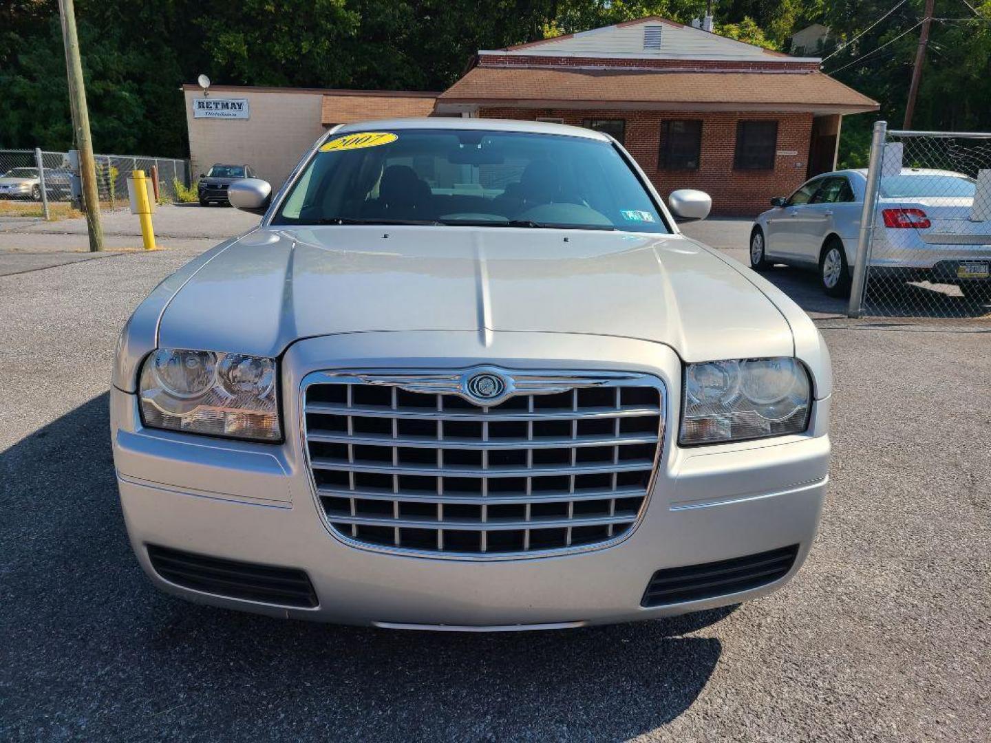 2007 SILVER CHRYSLER 300 SEDAN (2C3LA43R67H) with an 2.7L engine, Automatic transmission, located at 117 North Cameron Street, Harrisburg, PA, 17101, (717) 963-8962, 40.266762, -76.875259 - WE FINANCE!!! Good Credit/ Bad Credit/ No Credit - ALL Trade-Ins Welcomed!!! ***Guaranteed Credit Approval*** APPLY ONLINE or CALL us TODAY ;) Internet Prices and Marketplace Prices are SPECIAL discounted ***CASH DEALS*** Retail Prices are higher. Please call us to discuss your cash and finan - Photo#7